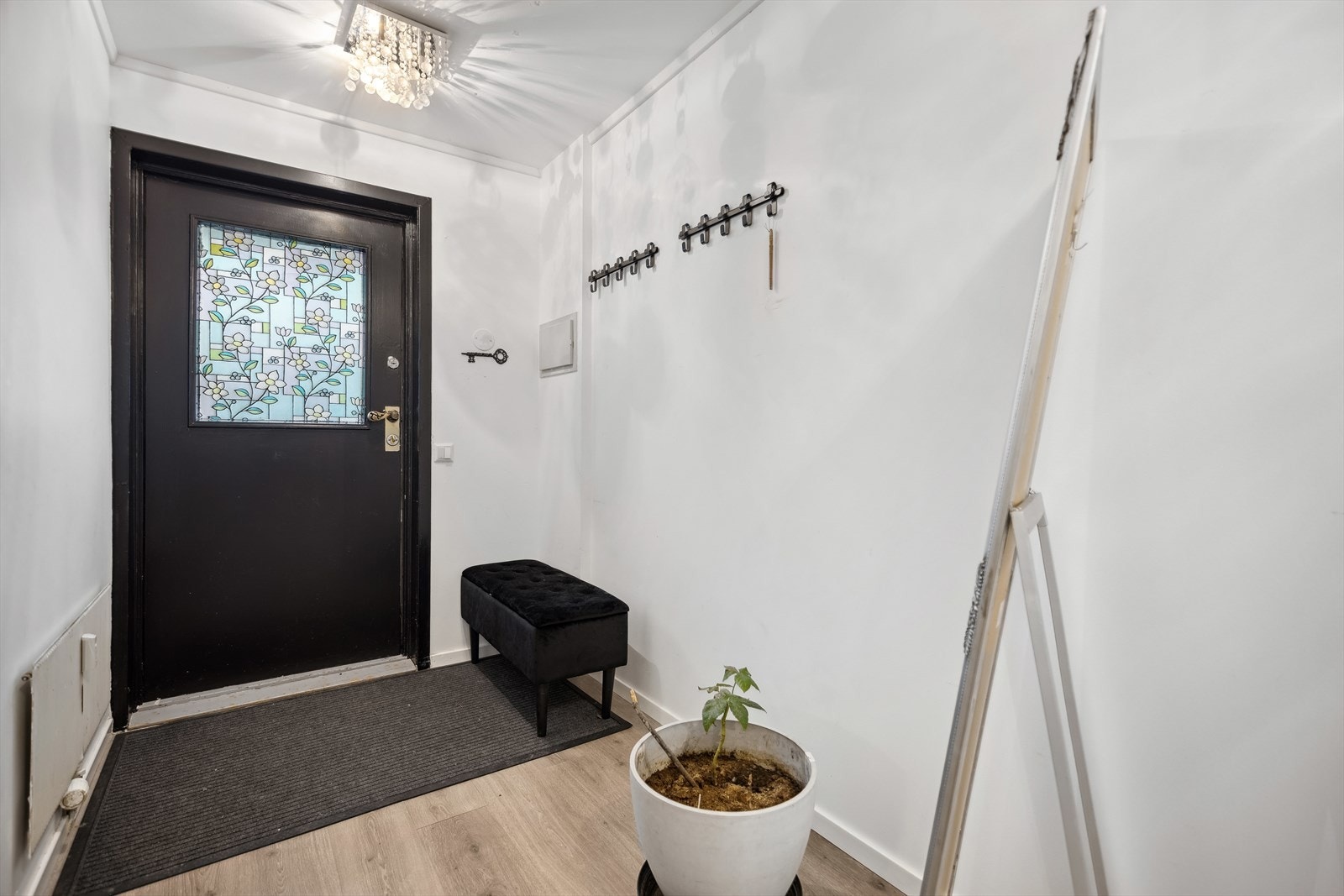 Vel innenfor inngangsdøren møtes man av en lys og romslig gang. Det er god plass til å henge fra seg yttertøy og sette fra seg sko før man går videre inn i boligen. Galleribilde