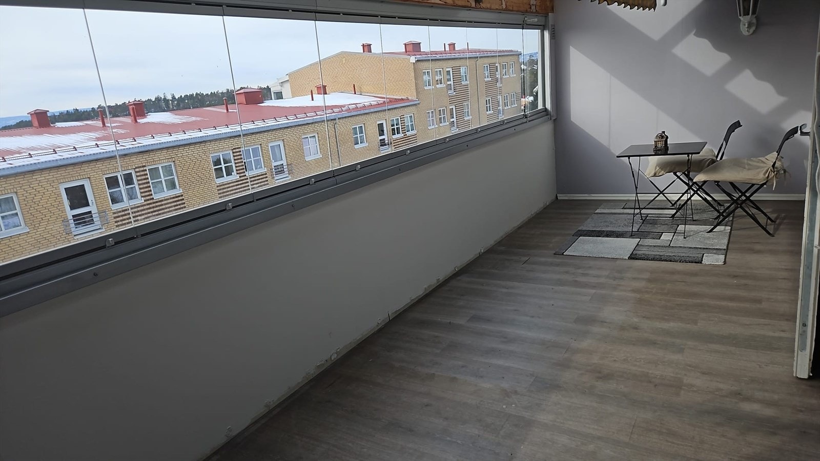 Fra stuen er det utgang til en vestvendt balkong på 18 m² med plass til grill og sittegruppe. Her kan du kose deg i solen vår- og sommerhalvåret. Balkongen er utstyrt med markise. (selgers bilde) Galleribilde