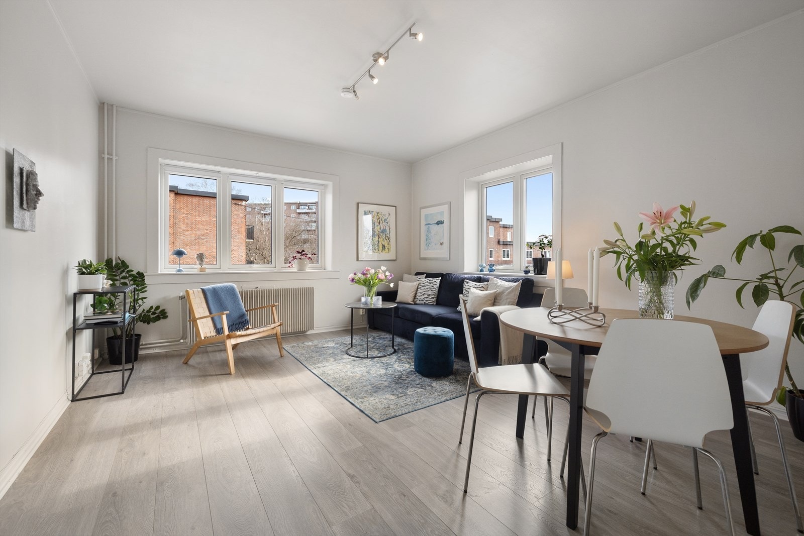 En tiltalende, lys og gjennomført 2-roms med balkong sentralt på Rosenhoff. Galleribilde