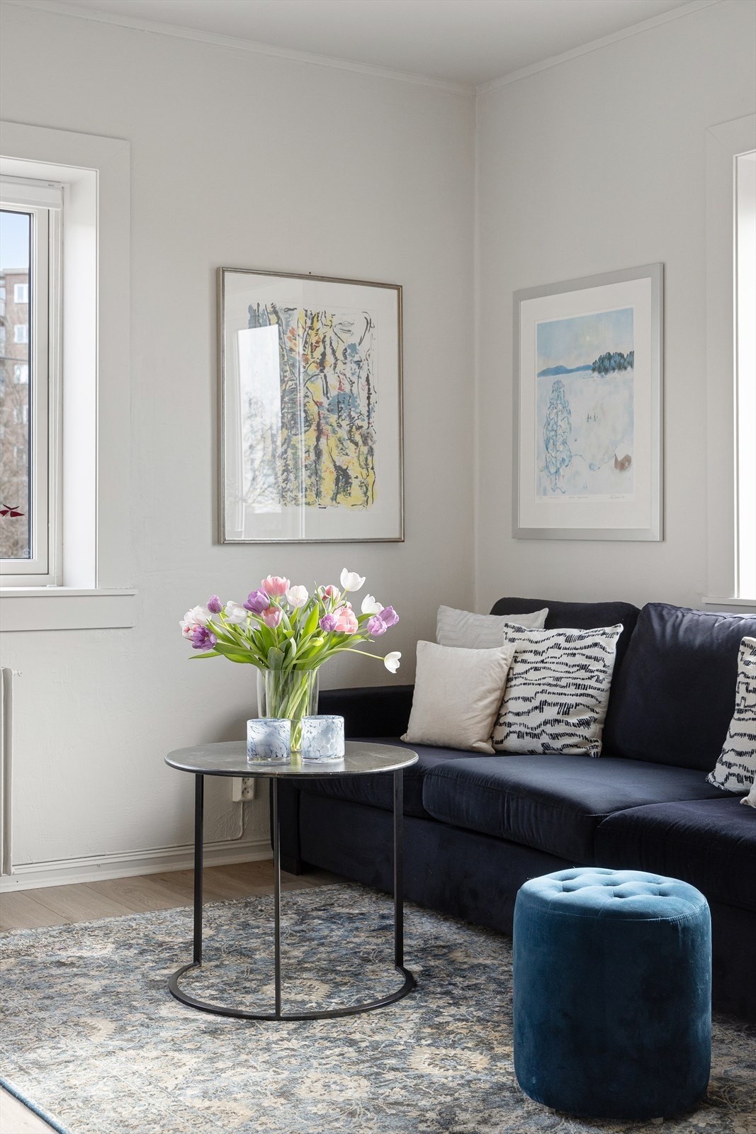 Leiligheten har en lys og hyggelig stue med store vindusflater og åpent utsyn. Galleribilde