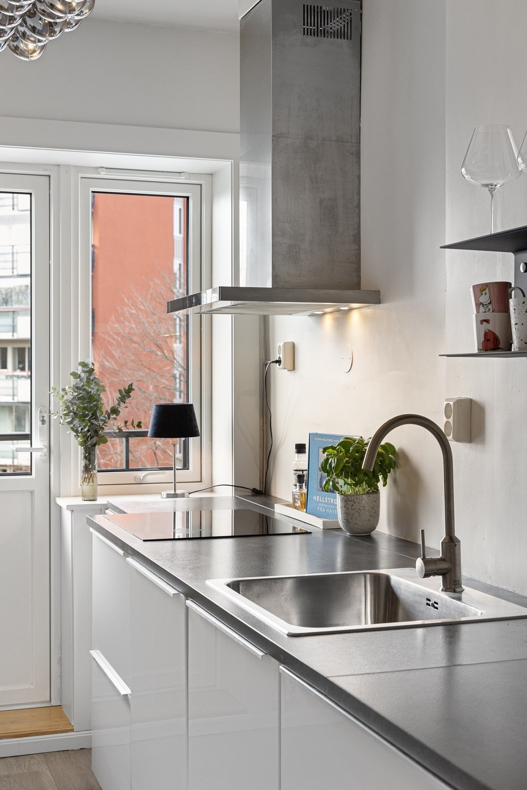 Det er integrerte hvitevarer med kjøl/fryseskap, oppvaskmaskin, stekeovn og platetopp med kullfiltervifte over stekesonen. Galleribilde