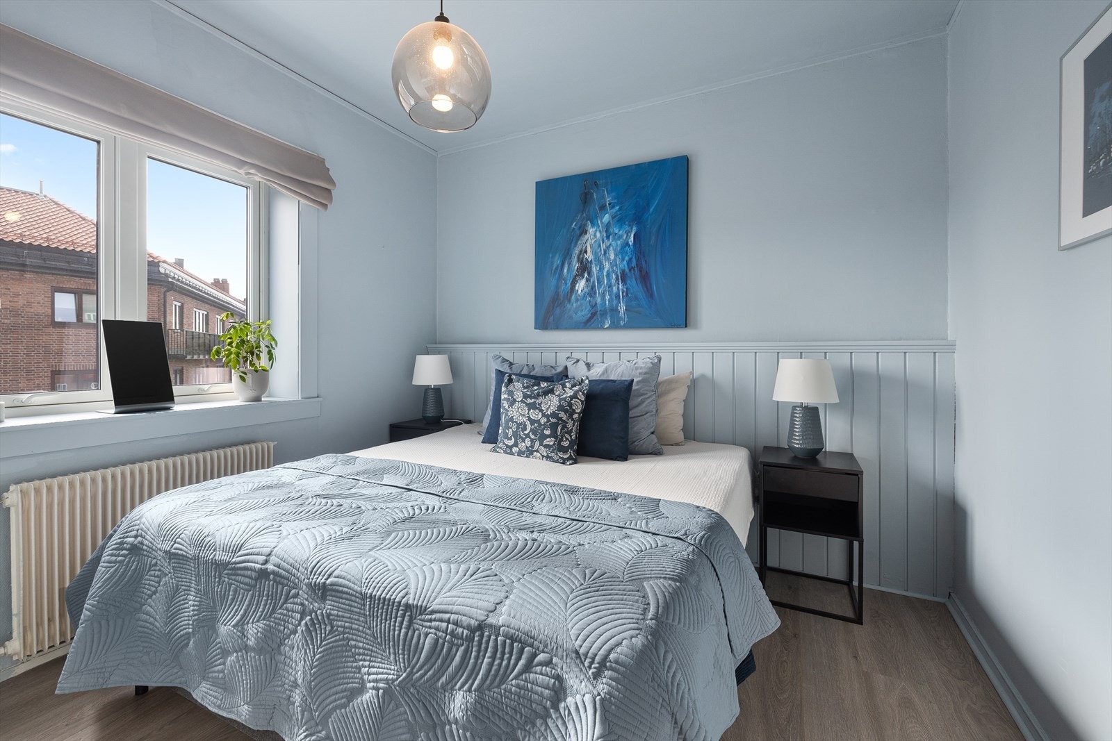 Innbydende og romslig soverom vendt mot bakgård. Galleribilde