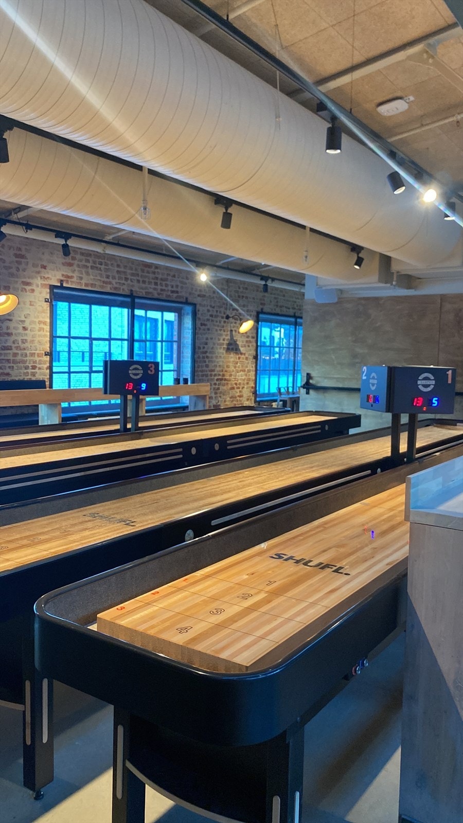 På Carls kan man møtes sammen med venner og bekjente for å spille Shuffleboard. Galleribilde