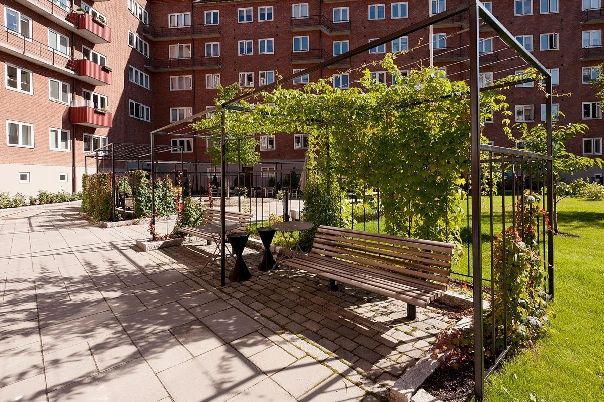 Bakgården er pent opparbeidet med grillplass, sittegrupper og grøntarealer. Galleribilde