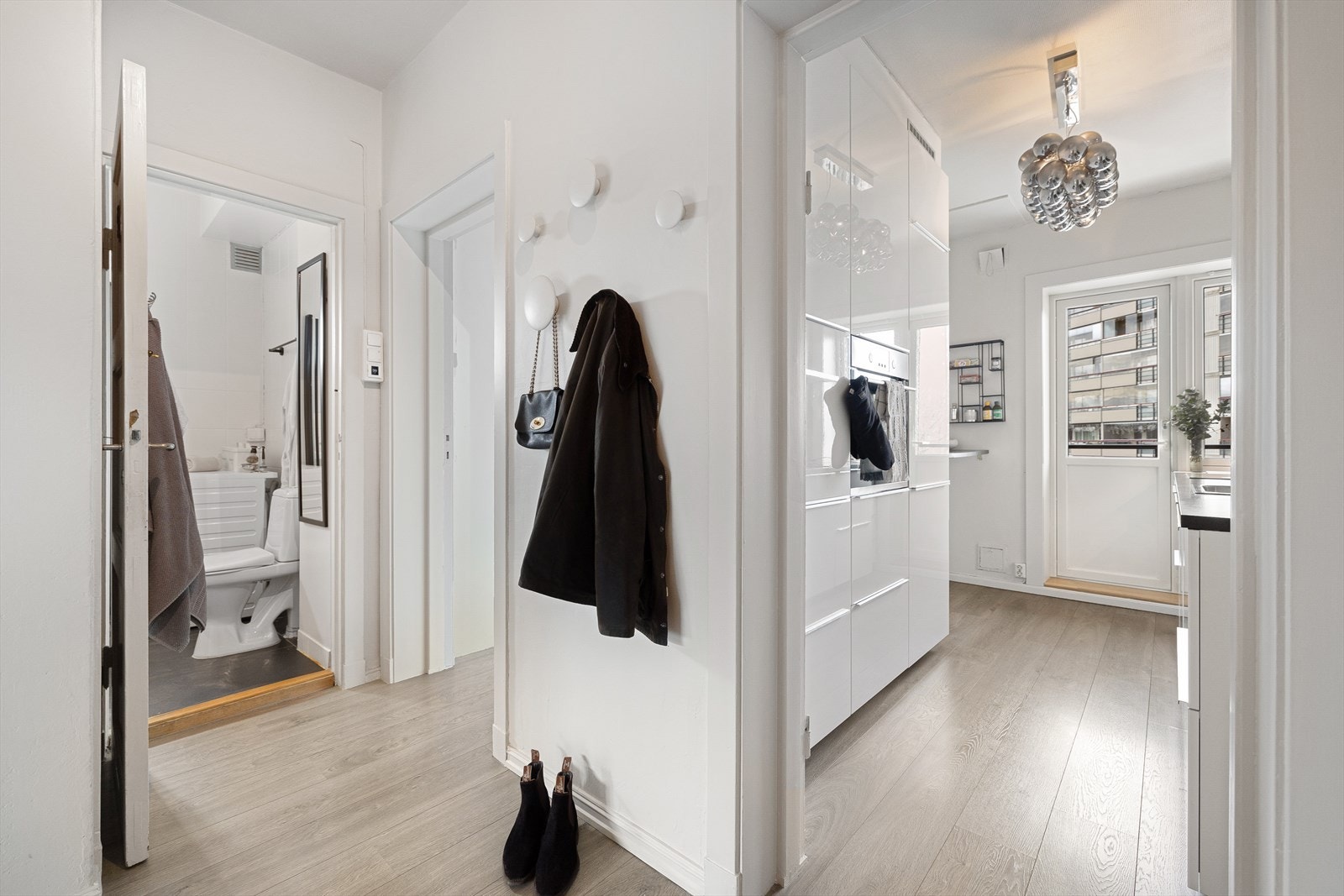 I gangen er det skap, knagger og plass til skohylle for oppbevaring av yttertøy. Galleribilde