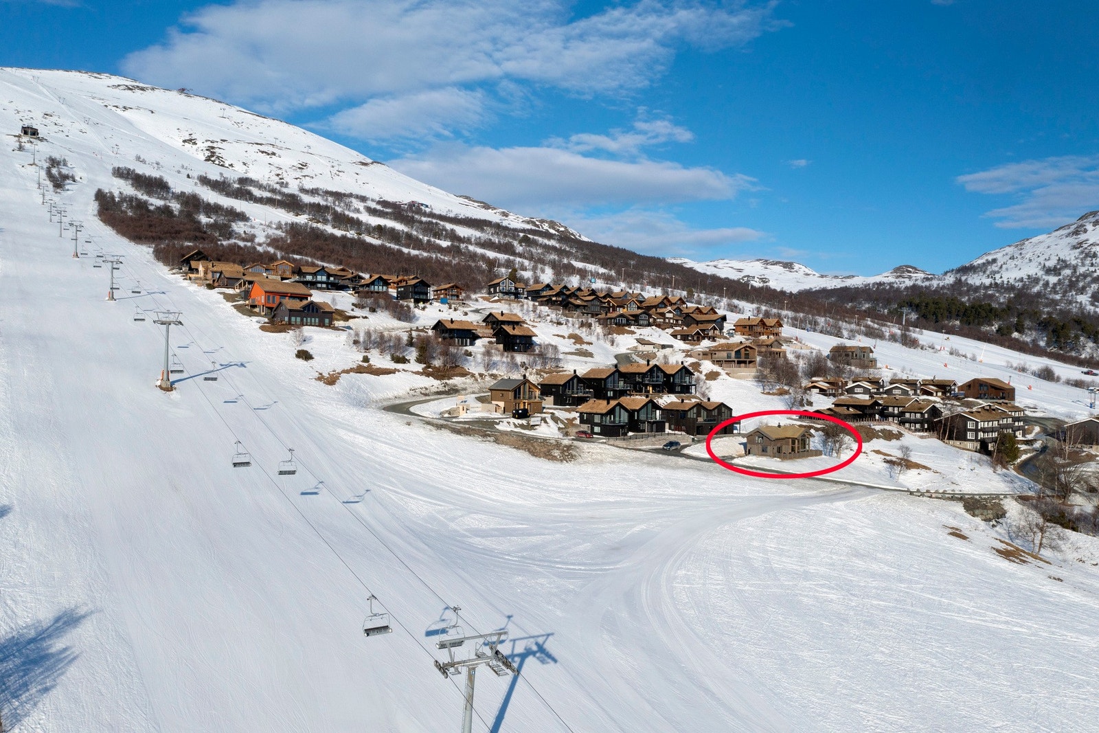 Eiendommen har ski-in ski-out
og et stort løypenett med oppkjørte skispor finnes i umiddelbar nærhet. Galleribilde