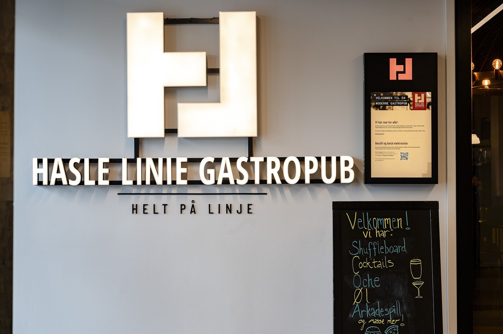 Gastropuben på Vinslottet har blitt et meget populært sted siden åpningen for et par år siden. Her arrangeres quizkvelder, musikkbingo, fotballvisning m.m. Galleribilde