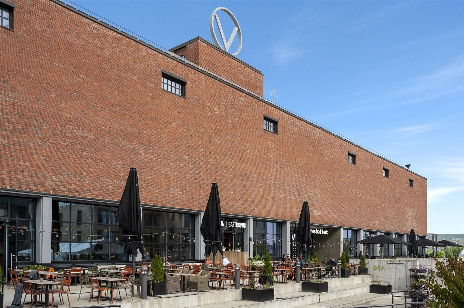 På Oslos tak ligger bydelen Hasle, og på Hasle ligger Vinslottet med dagligvarebutikk, noen butikker, frisør og legesenter m.m. Galleribilde