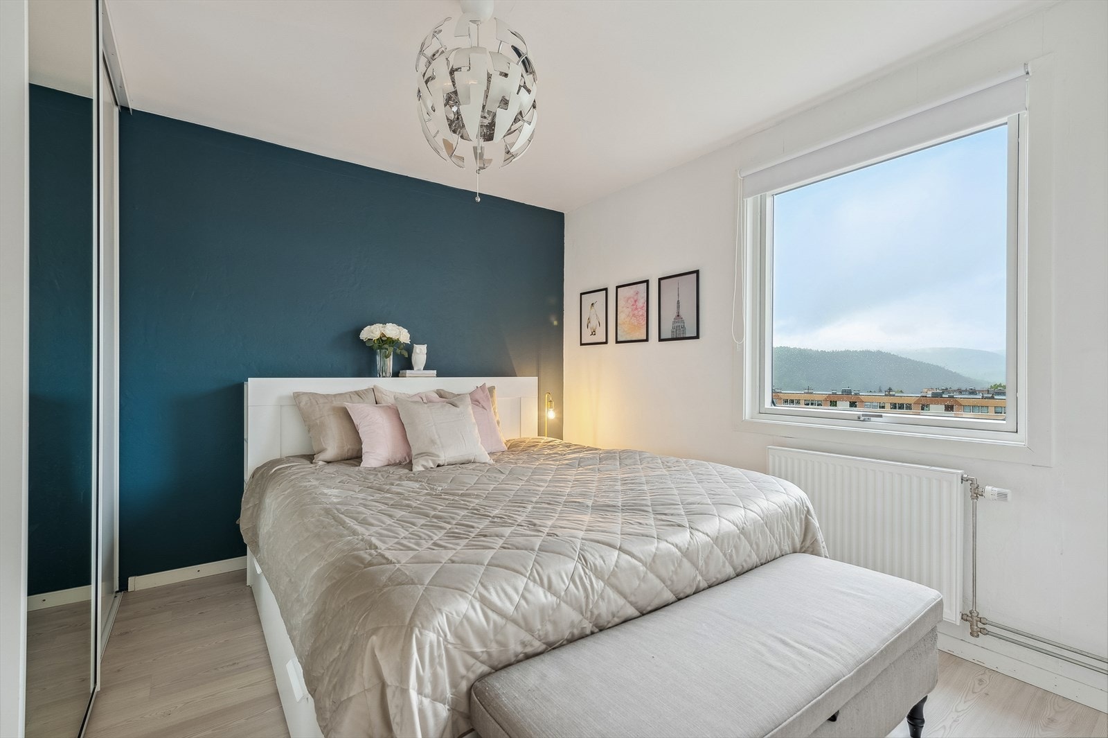 Soverom med nyere gulv og slette vegger Galleribilde