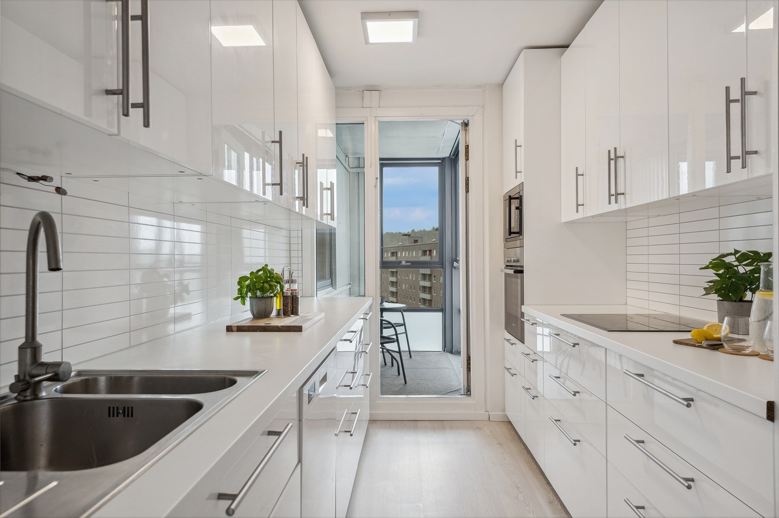 Direkte utgang til en koselig balkong Galleribilde