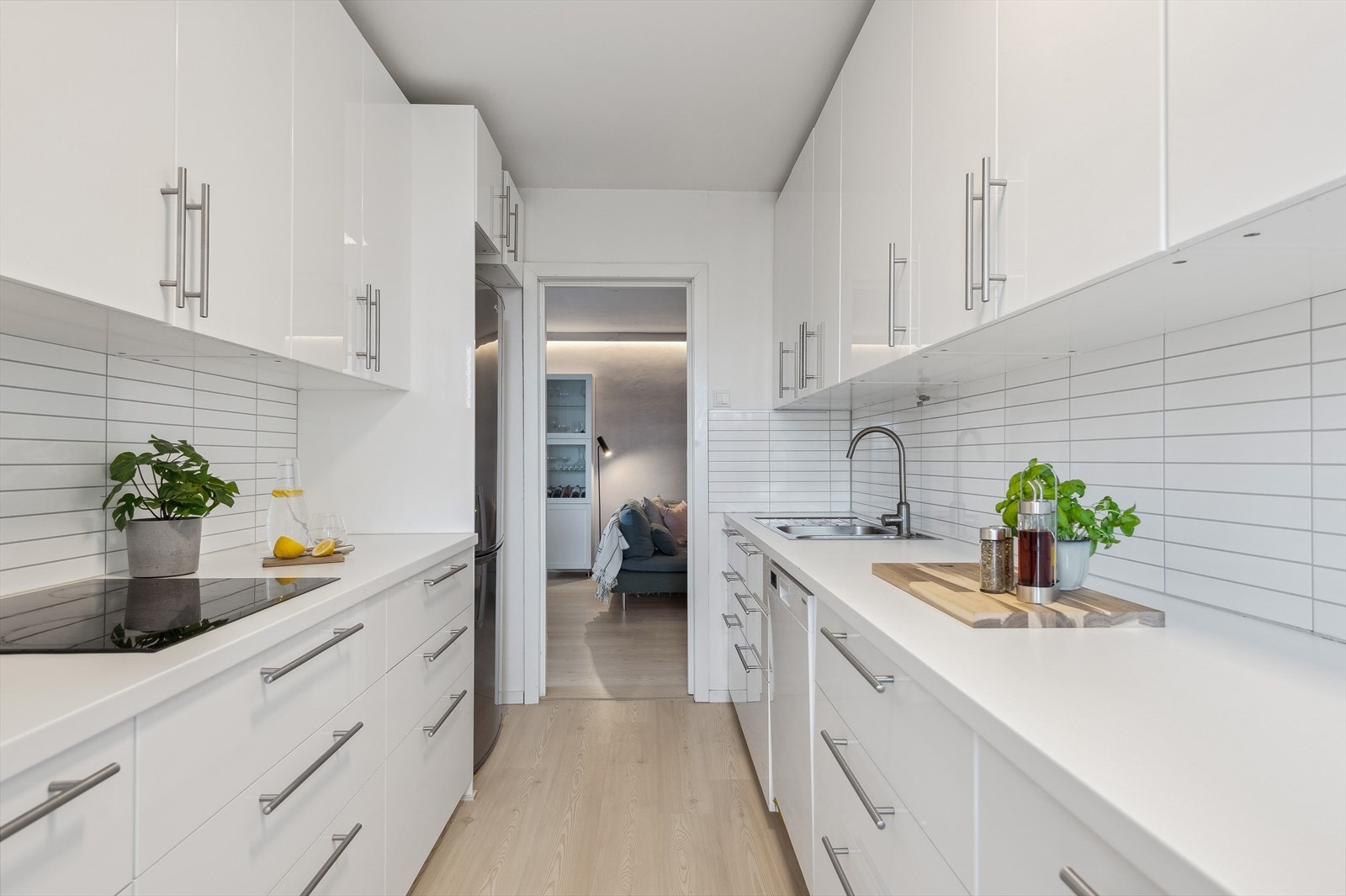 Stilrent kjøkken fra 2016 med integrerte hvitevarer Galleribilde