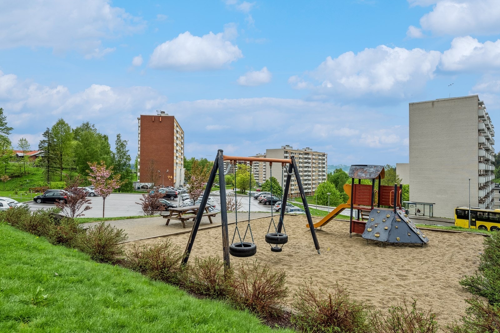 Fine fellesarealer med lekeplass, gressplen og beplantninger Galleribilde