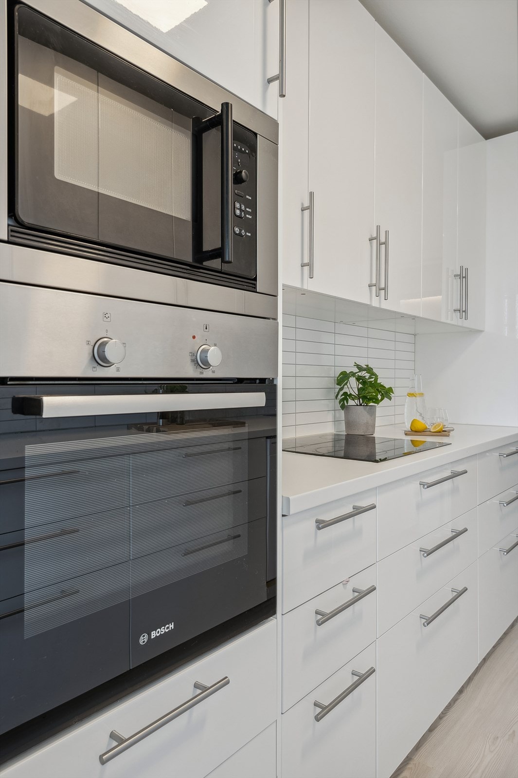 Komfyr og micro plassert i en anvendelig høyde for enklere bruk Galleribilde