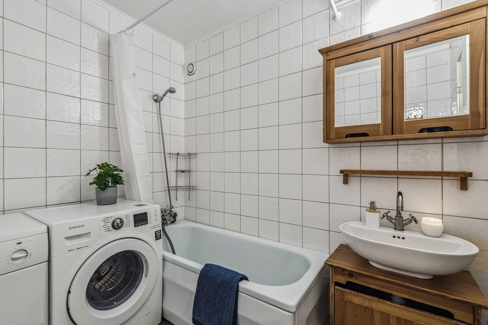 Flislagt bad med badekar og servant Galleribilde