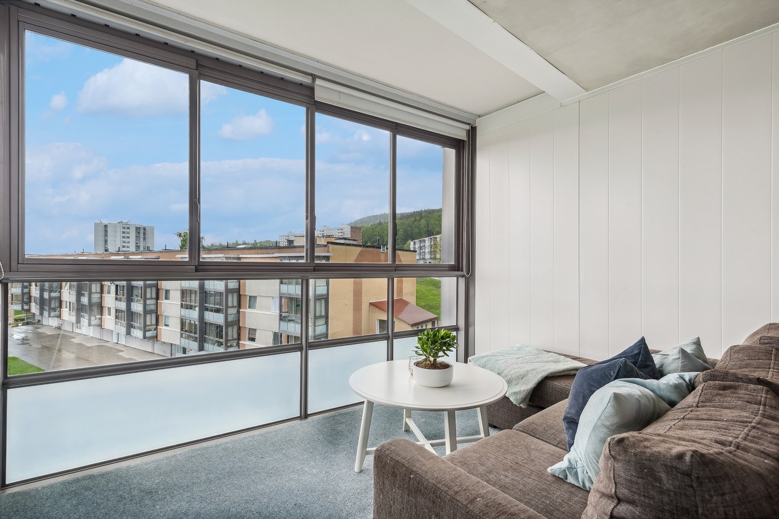 Fin balkong tilknyttet stue og fungerer som en forlengelse av stuen på sommerstid Galleribilde