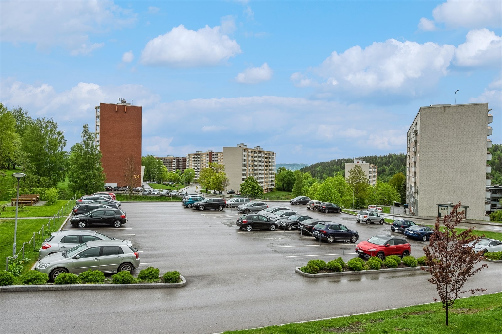 Gode parkeringsmuligheter med egen pplass og gjesteplasser Galleribilde