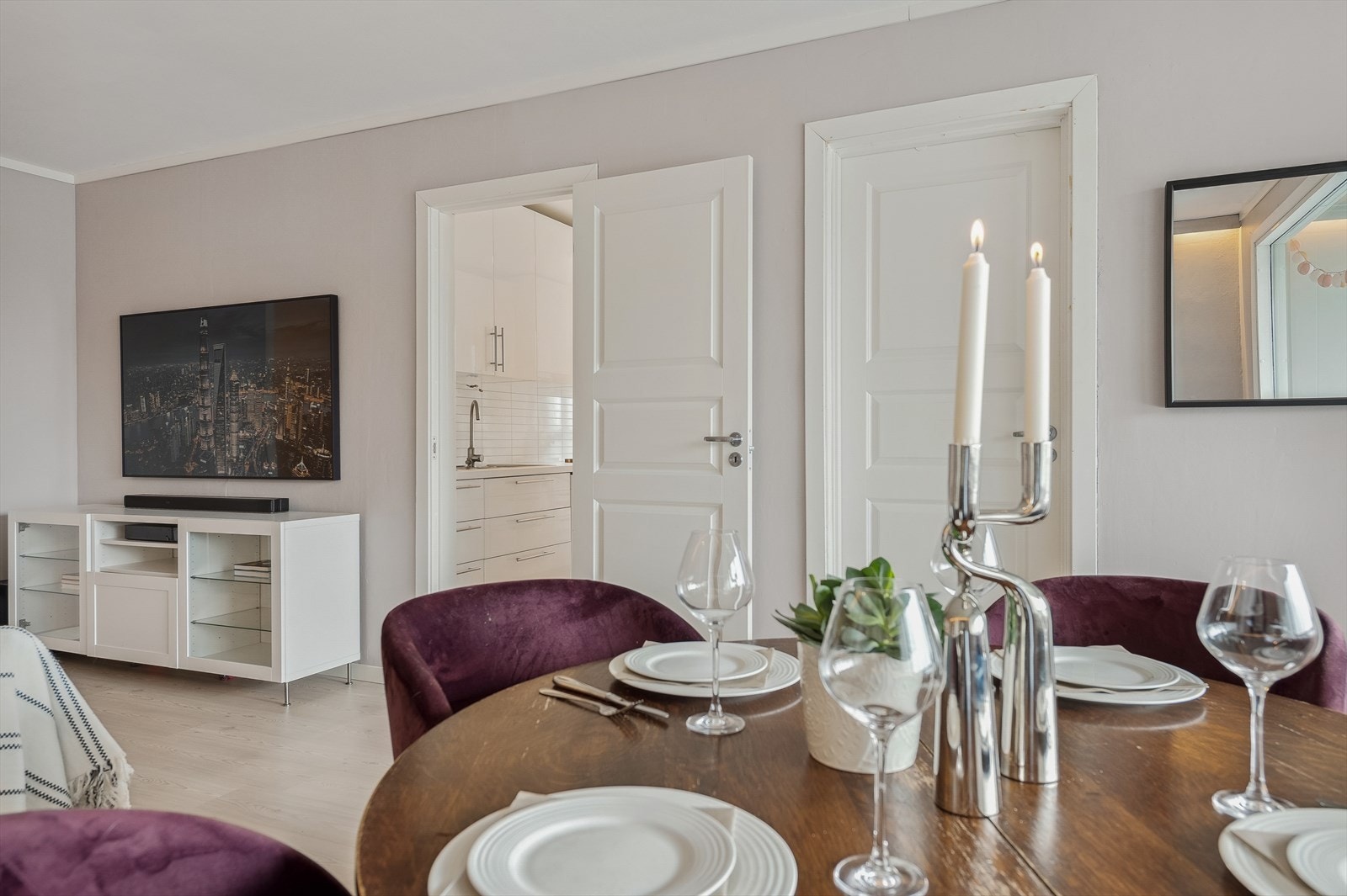 Lys og pen stue med nyere gulv og slette vegger Galleribilde