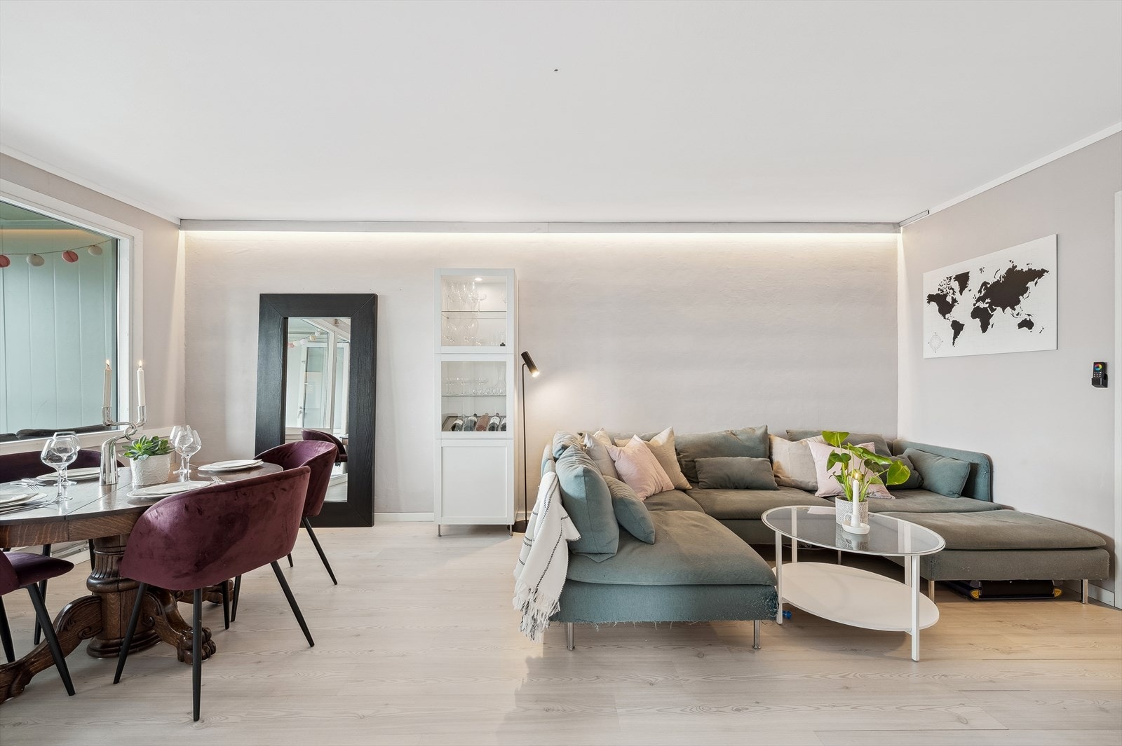 Store vinduer gir en lys følelse Galleribilde