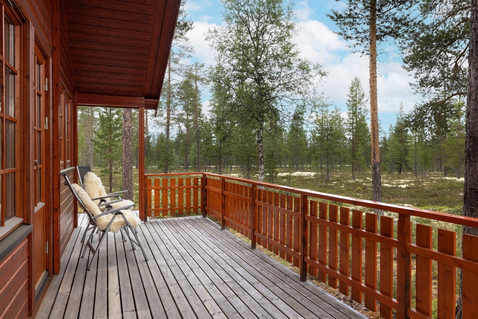 Dels overbygget terrasse med gode solforhold. Galleribilde