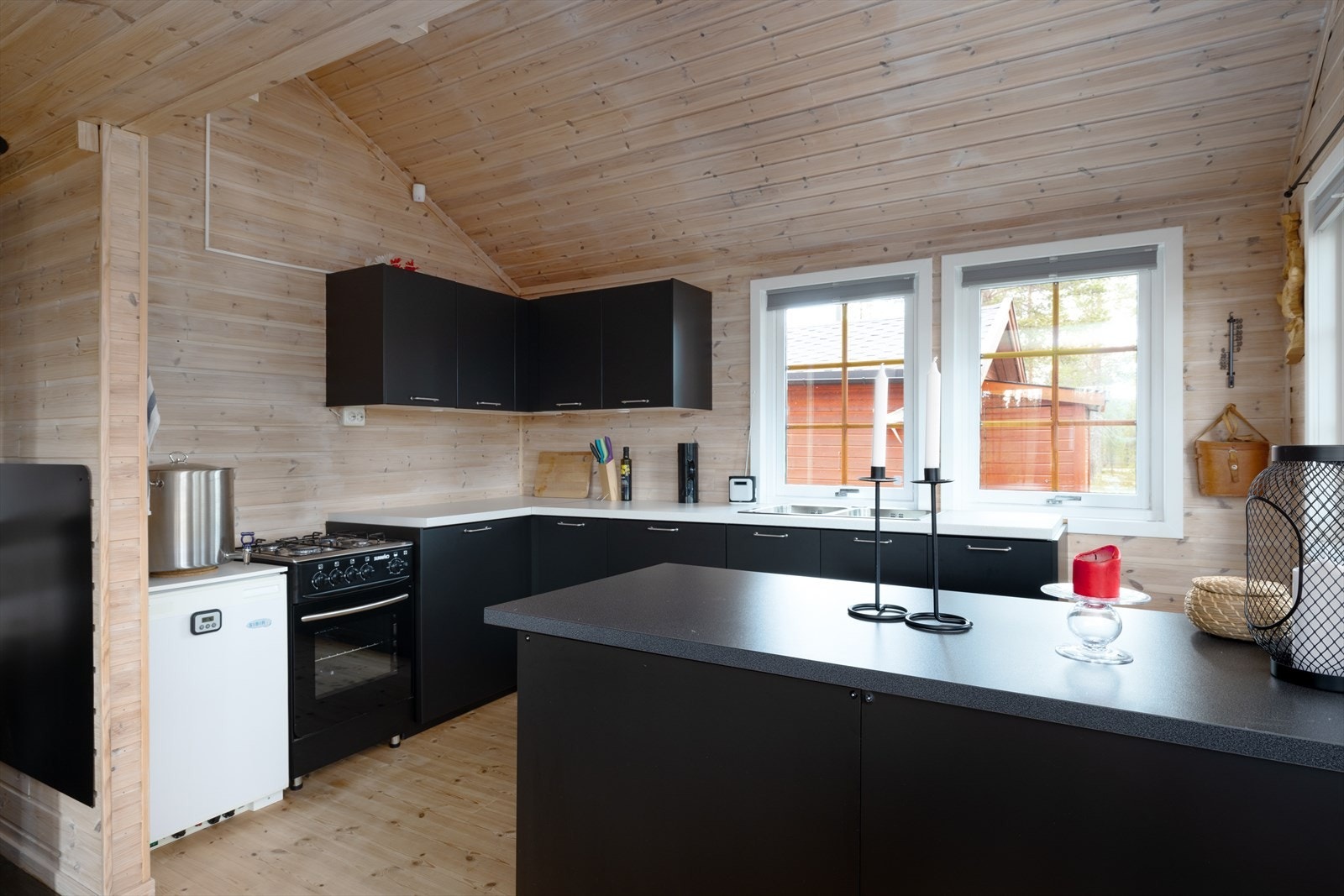 Kjøkken med plass for gasskomfyr og gasskjøleskap. Galleribilde