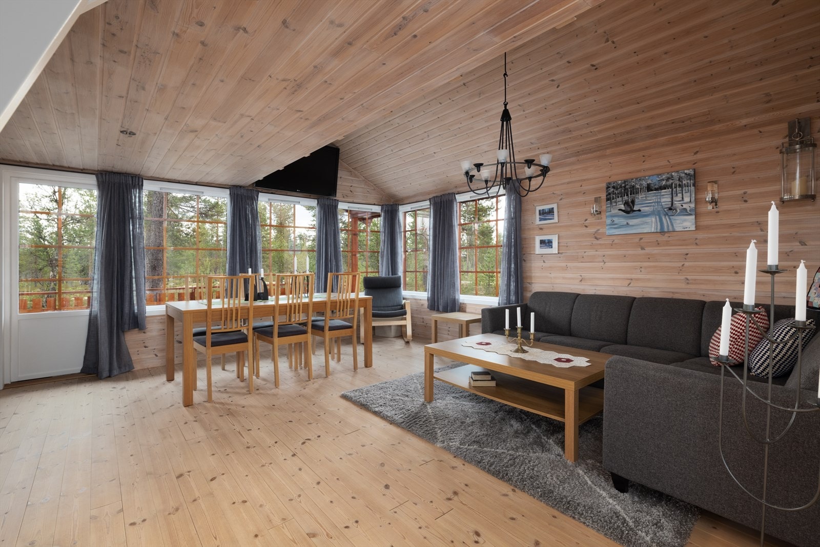 Romslig stue med god plass til sofakrok og spisestue. Galleribilde