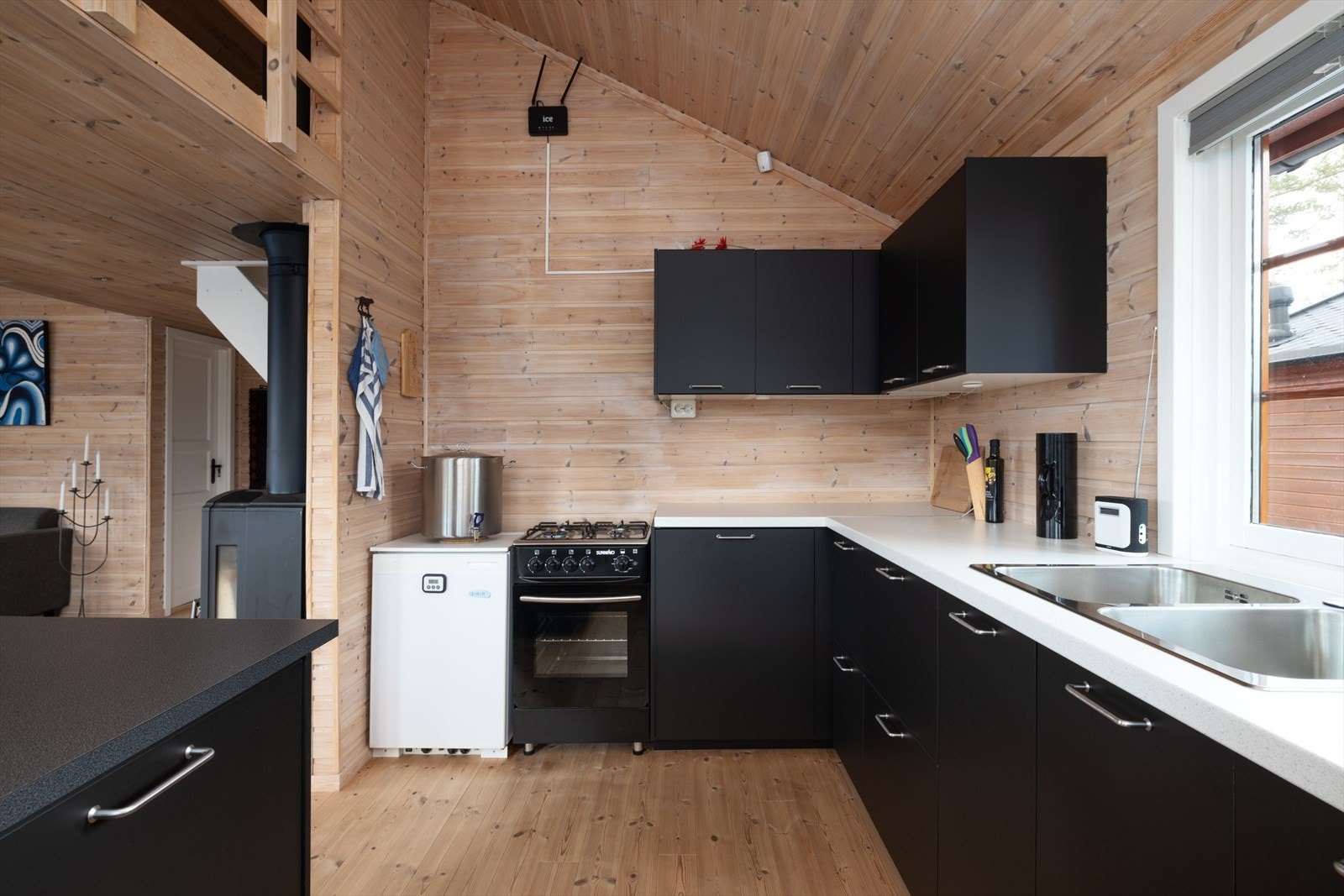 Godt med skap- og benkeplass på kjøkkenet. Galleribilde