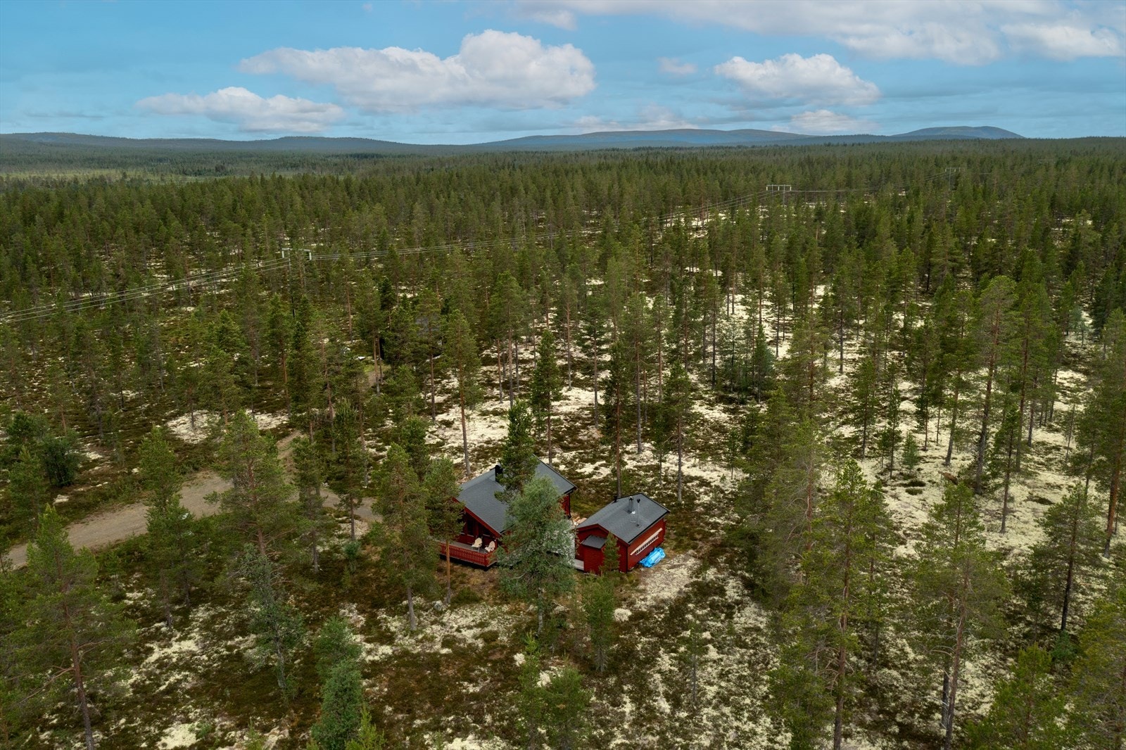 Usjenert beliggende hytte med umiddelbar nærhet til naturen. Galleribilde