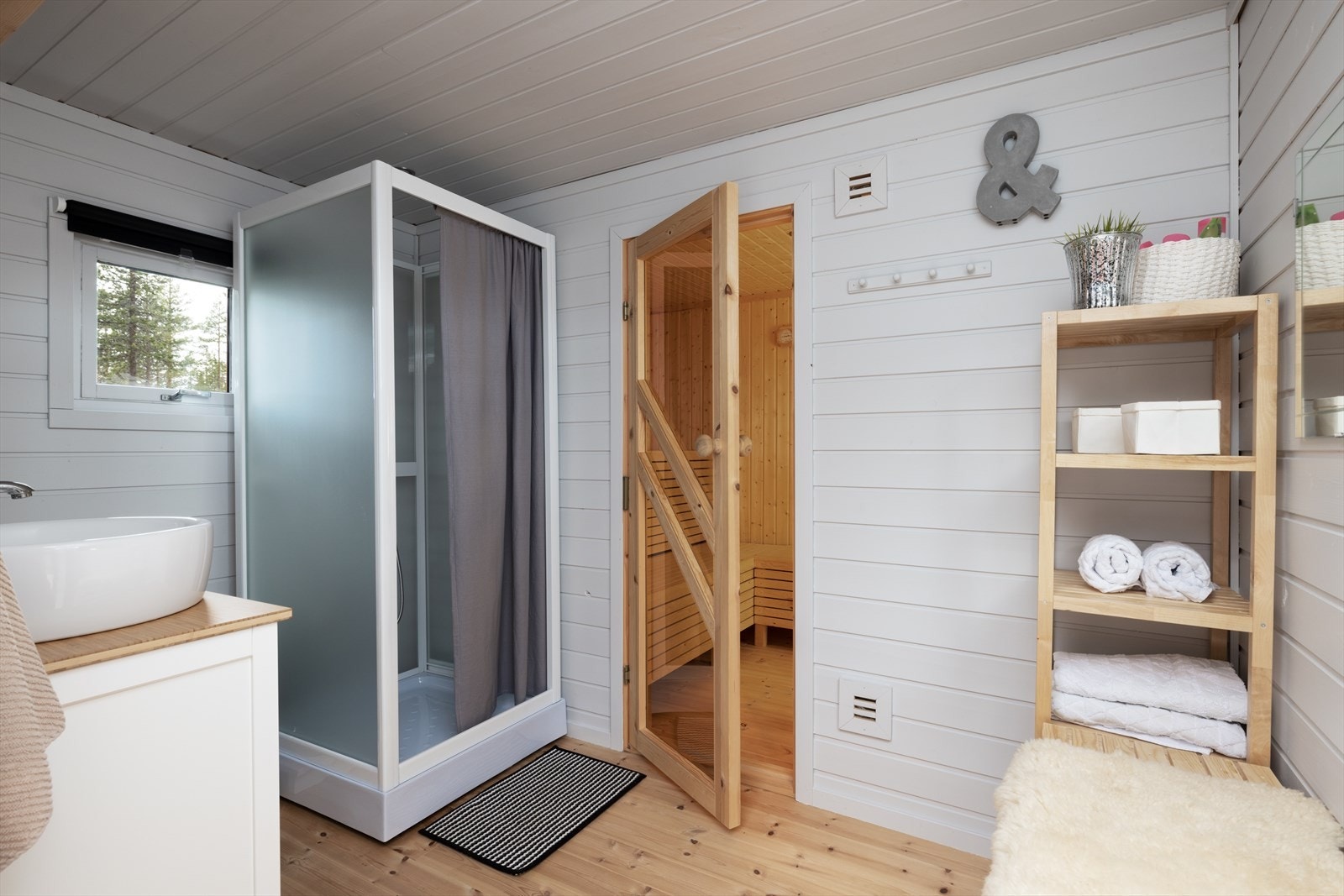 Badet i annekset er blant annet innredet med dusjkabinett og vaskeservant. Galleribilde