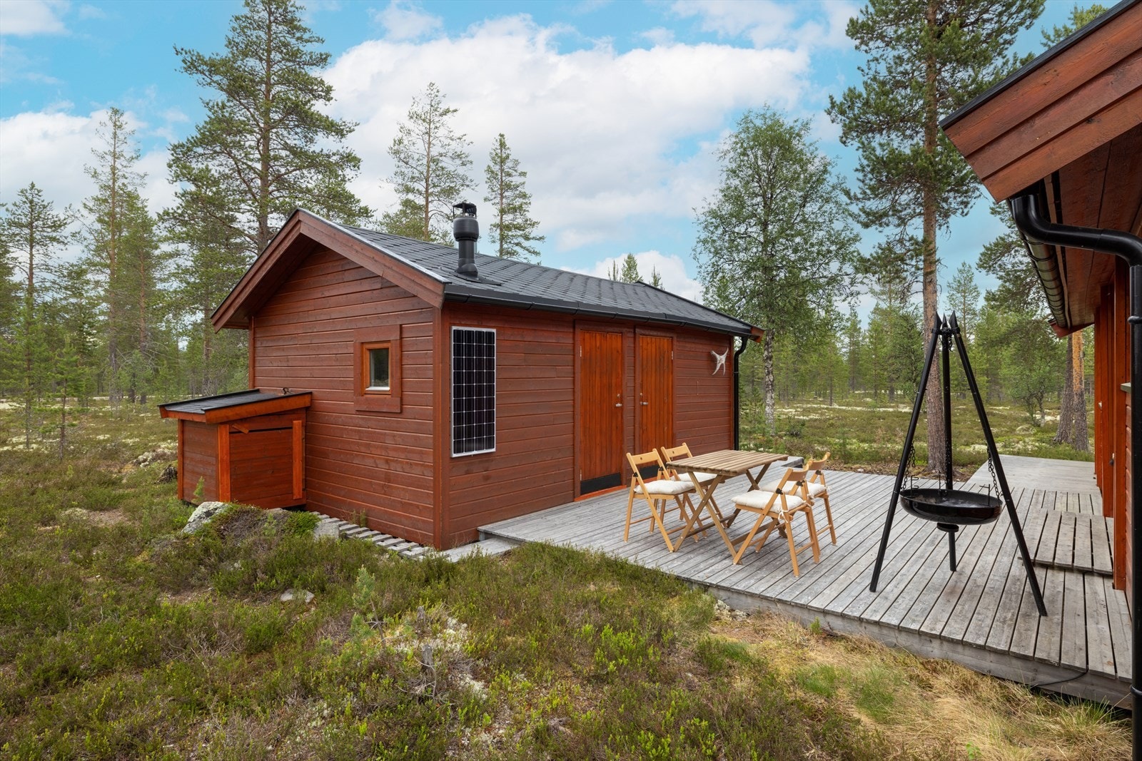 Det er solcelleanlegg både på annekset og hytta. Galleribilde