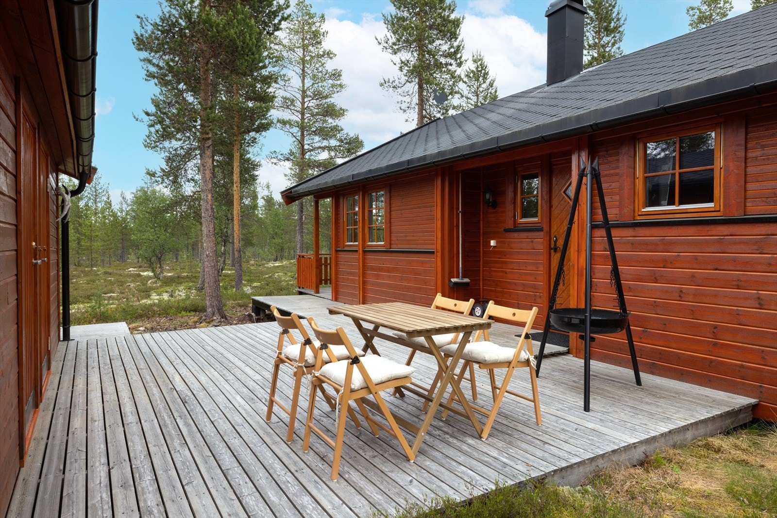 Platting mellom hytta og annekset. Galleribilde