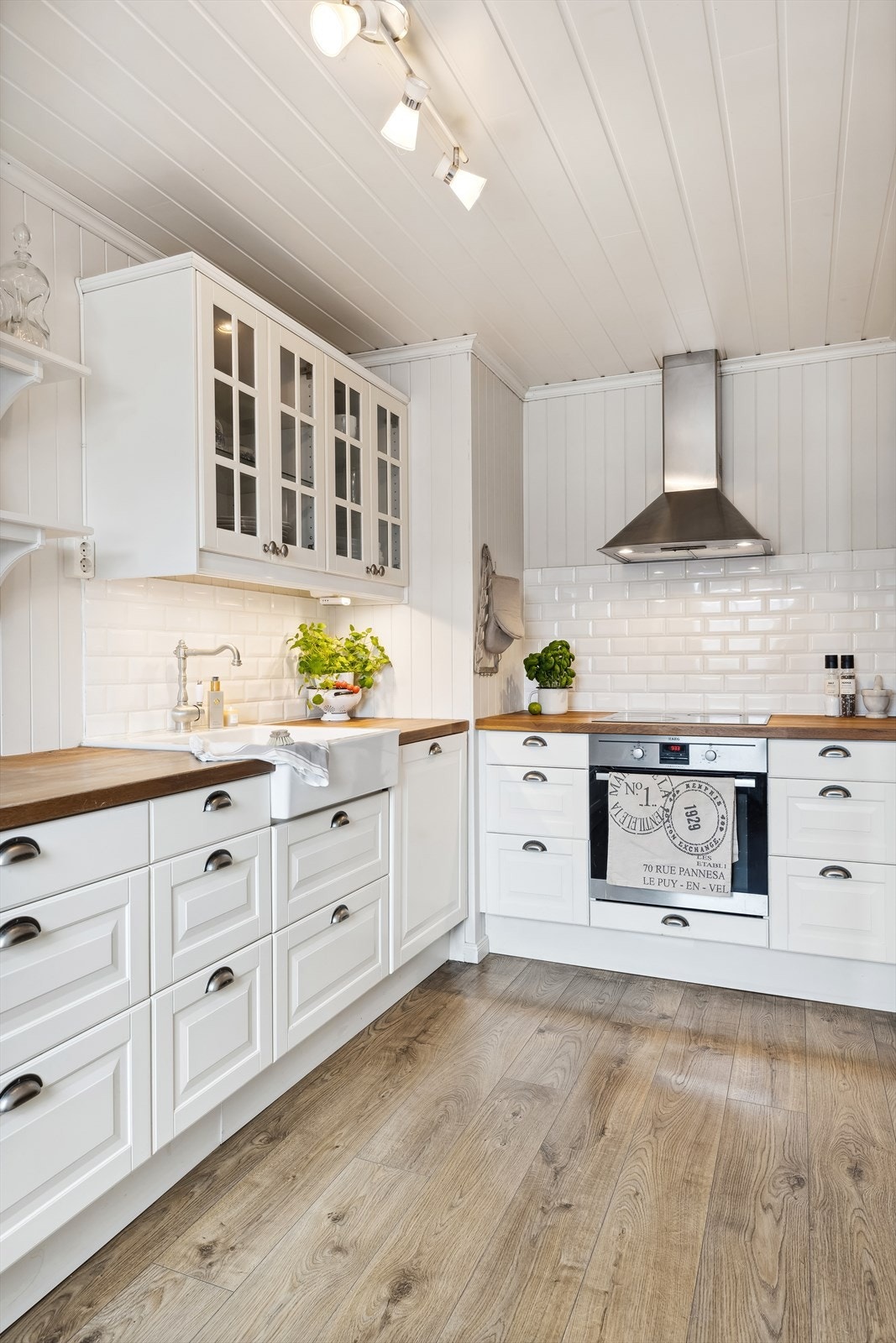 Pene fliser er montert mellom over-og-underskap samt bak koketoppen. Kjøkkenet har sjarm og innbyr til en hyggelig atmosfære. Galleribilde