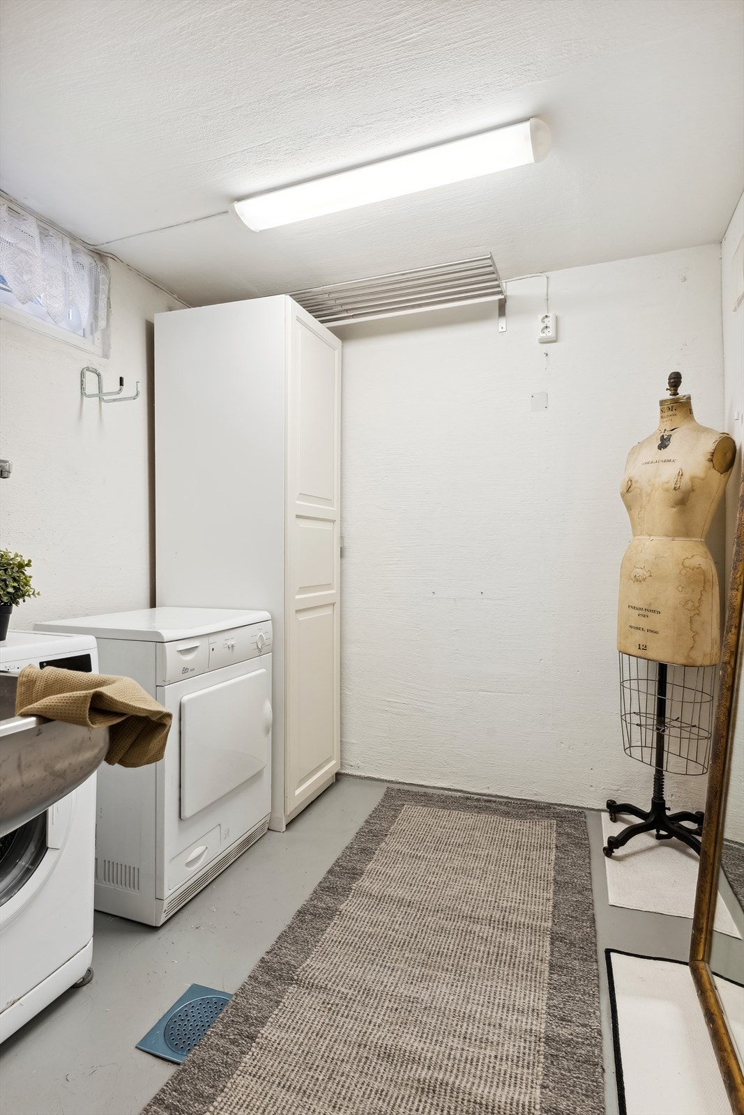 Eget vaskerom er noe mange setter stor pris på. Her har du opplegg for vaskemaskin og tørketrommel samt utslagsvask og skap. Galleribilde