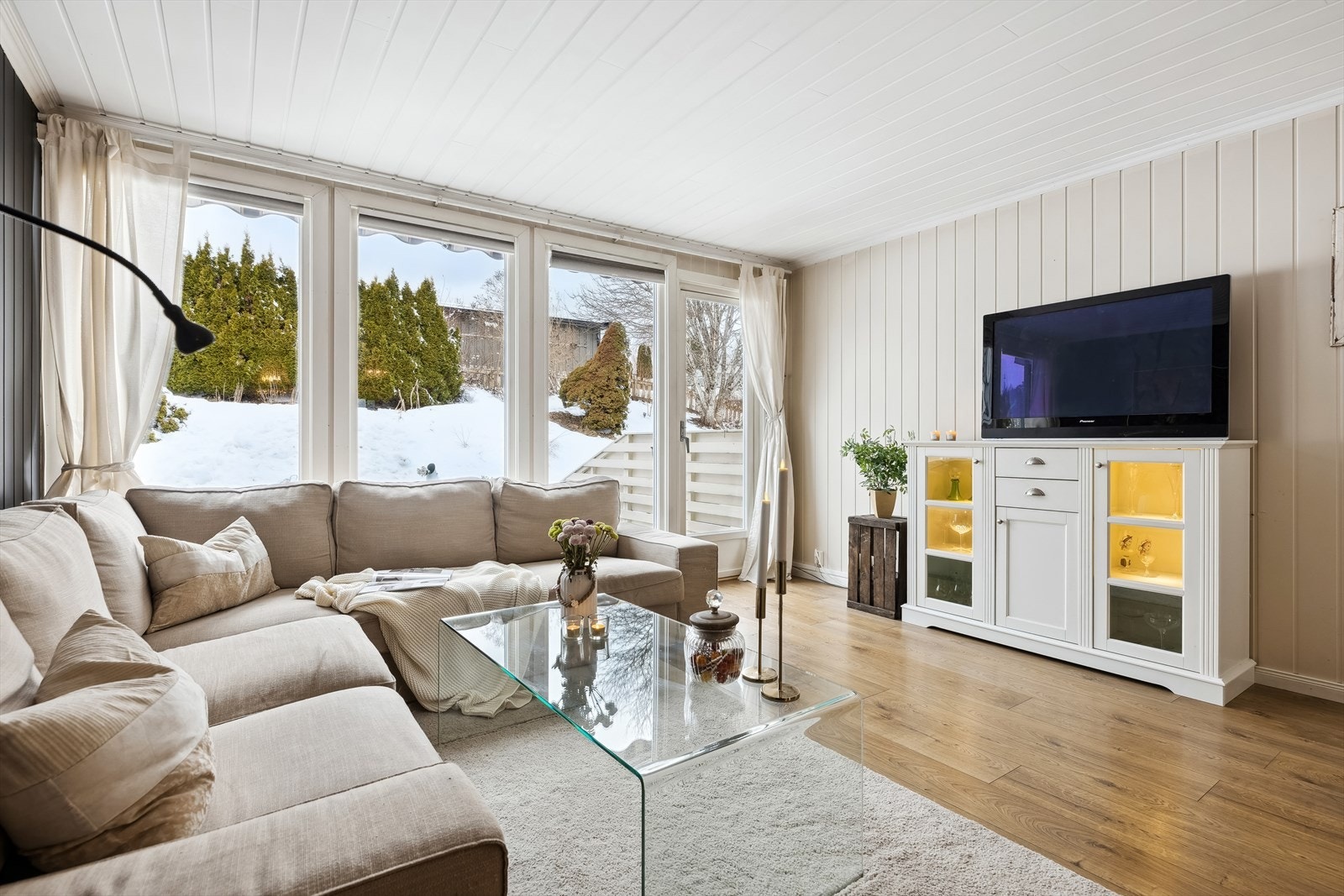 Finn den perfekte plassen på sofaen. Sleng deg ned i sofaen, ta på deg favorittpleddet og gjør deg klar for å bli underholdt Galleribilde