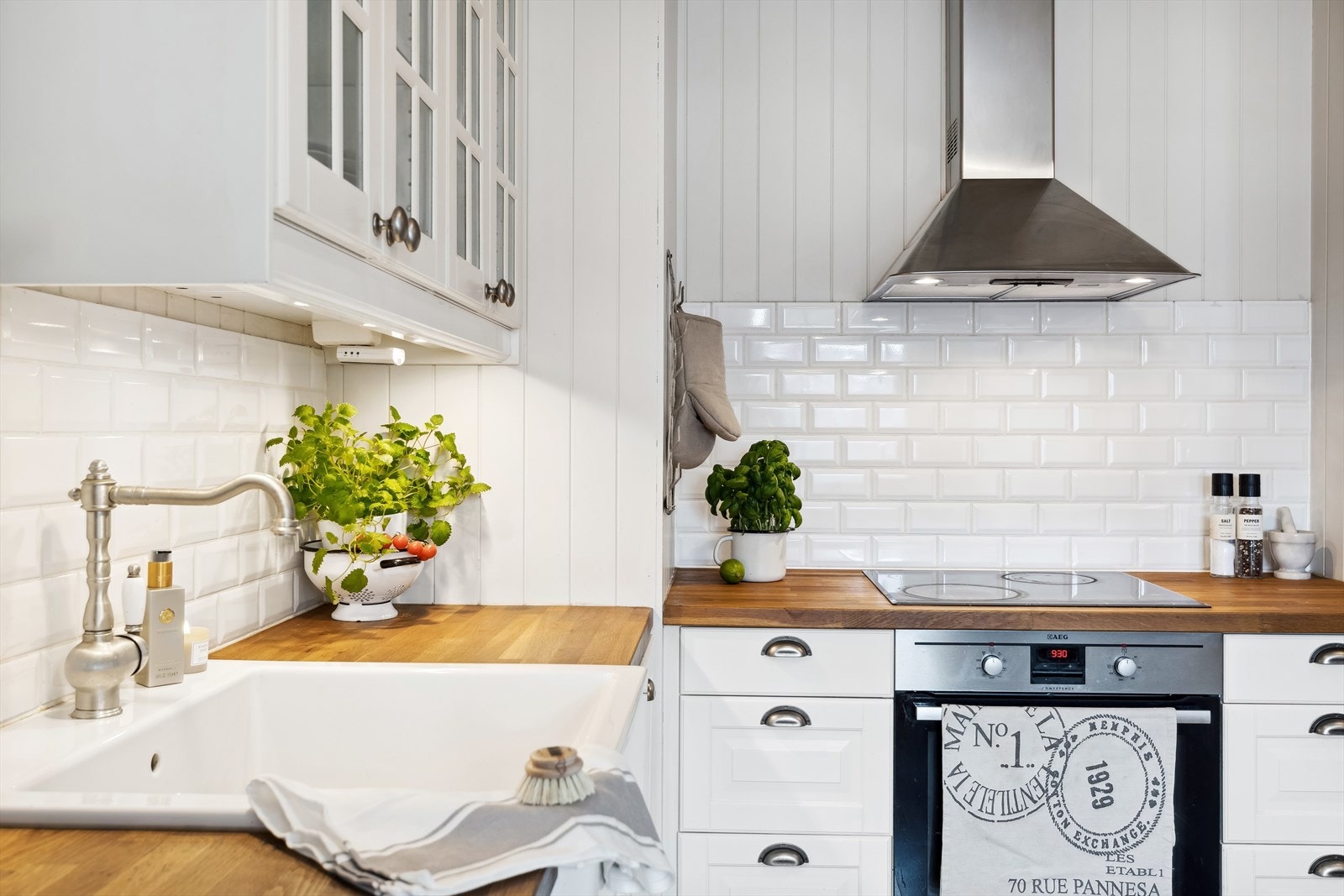 Pent, klassisk kjøkken som innbyr til mange gode måltider. Galleribilde