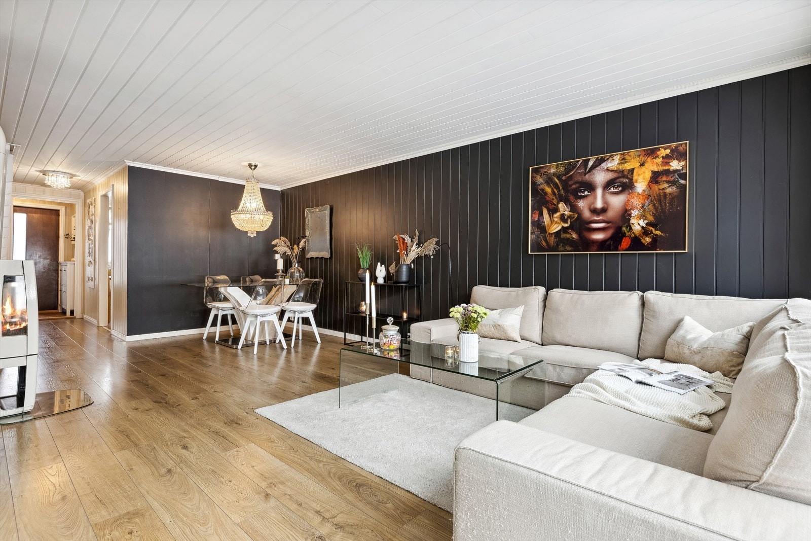 Dette er boligen hjerterom. Rommet er gjennomgående som gjør det lyst og hyggelig. Galleribilde