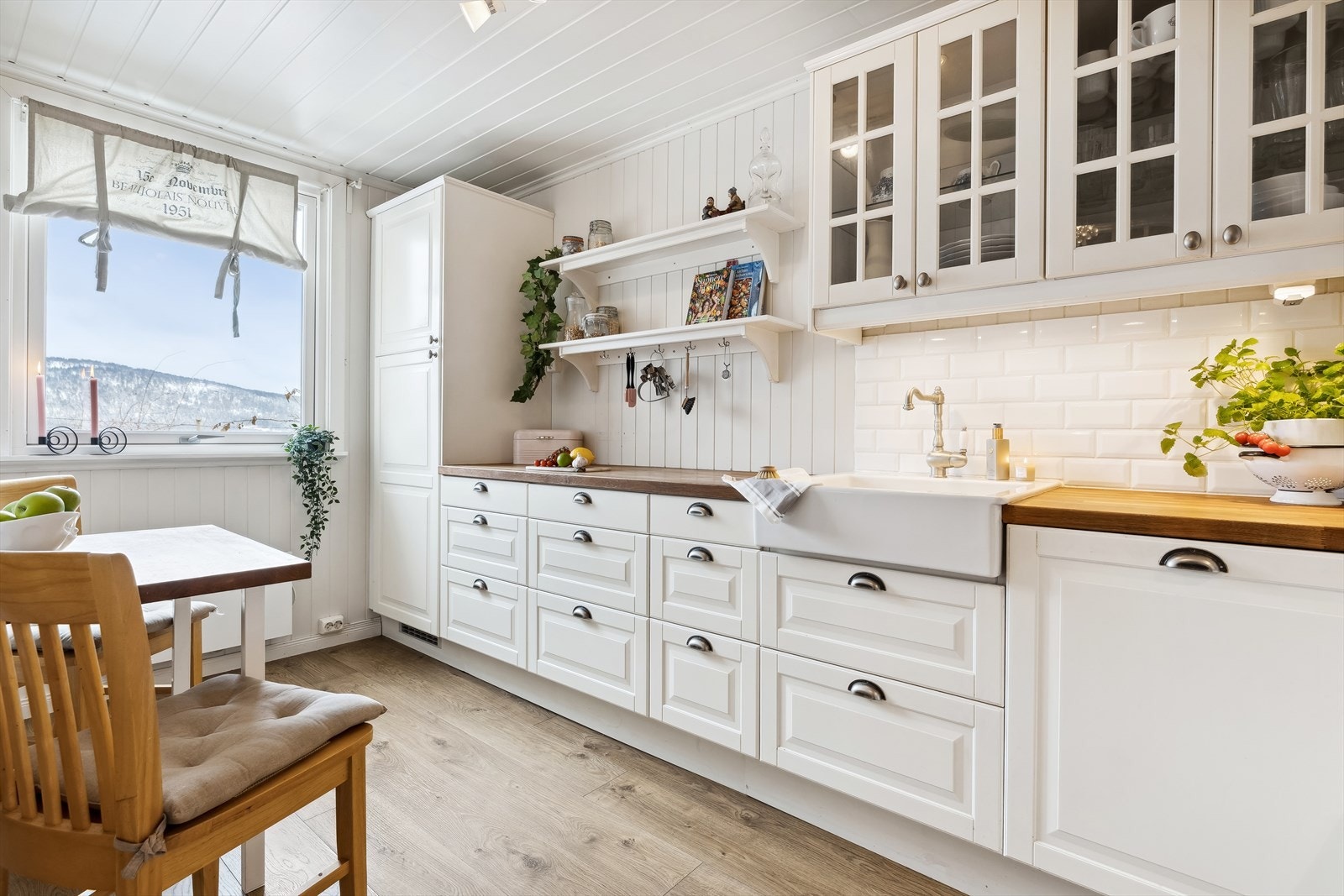 Eget kjøkken er noe mange setter stor pris på. Her har du plass til et lite spisebord, perfekt for feks. frokosten. Legg merke til den flotte utsikten man har mot Romeriksåsen. Galleribilde