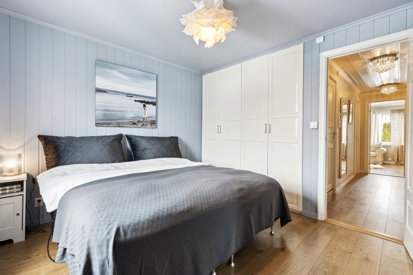 Innebygde skap er noe som er meget praktisk og som hindrer støvsamler på toppen av skapene. Pene skapdører som er byttet i nyere tid og god plass til oppbevaring av klærne dine. Galleribilde