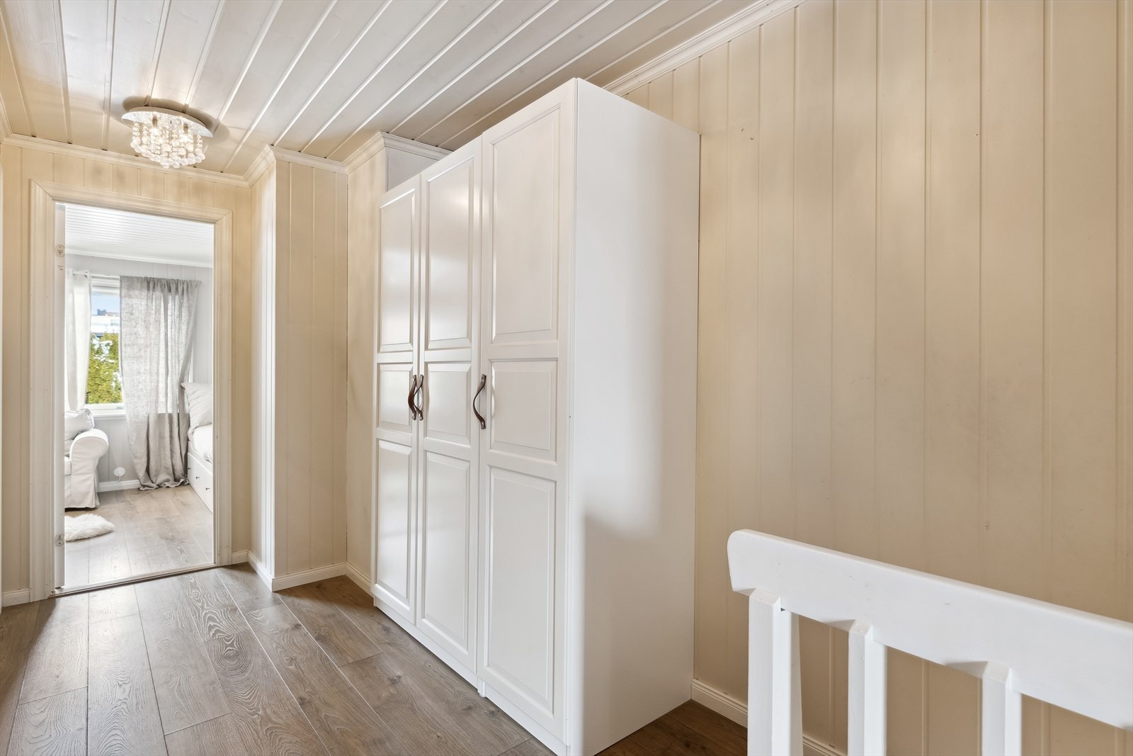 Romslig gang som har godt med garderobeskap som selvfølgelig vil medfølge. Ettersom man har tatt ned de opprinnelige, innebygde skapene får man en mer åpen og luftig romfølelse. Galleribilde