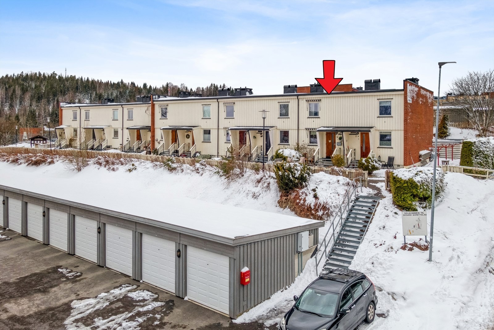 Kort vei til garasjeplassen som selvfølgelig har elbillader. Galleribilde