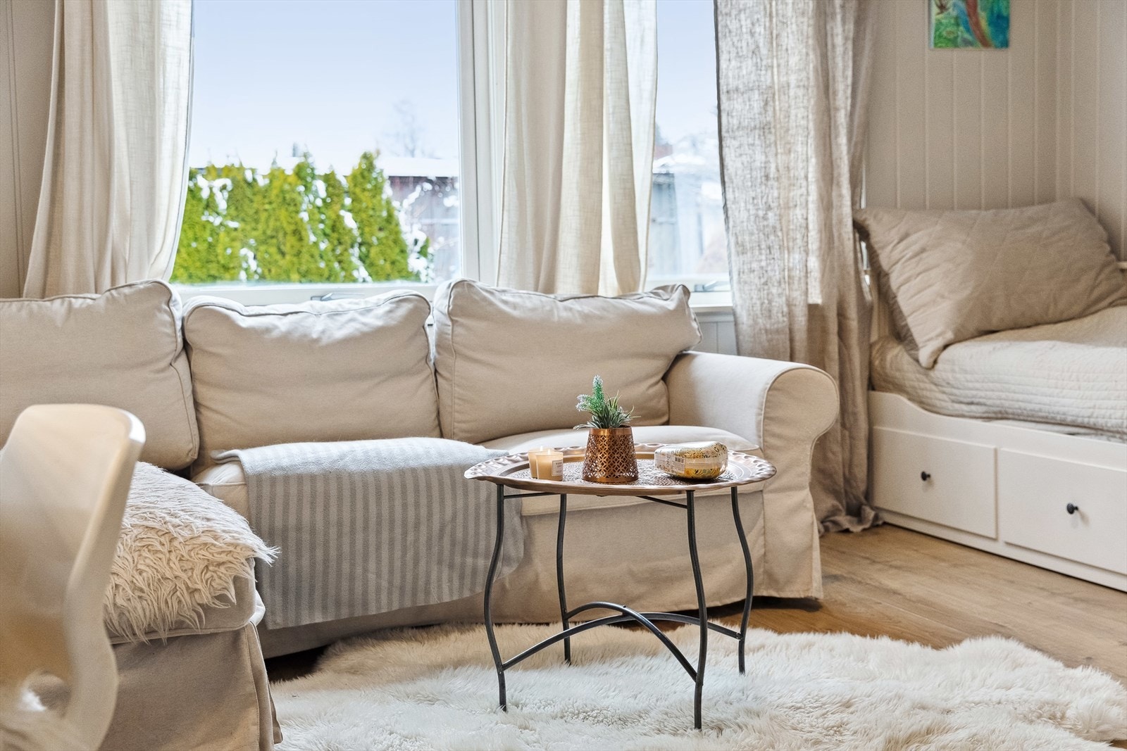 Soverom 2 er et stort og deilig rom og har opprinnelig vært 2 mindre barnerom. I dag er det så stort at tenåringen i huset har plass til både seng, pult, oppbevaring og sofahjørne. Galleribilde