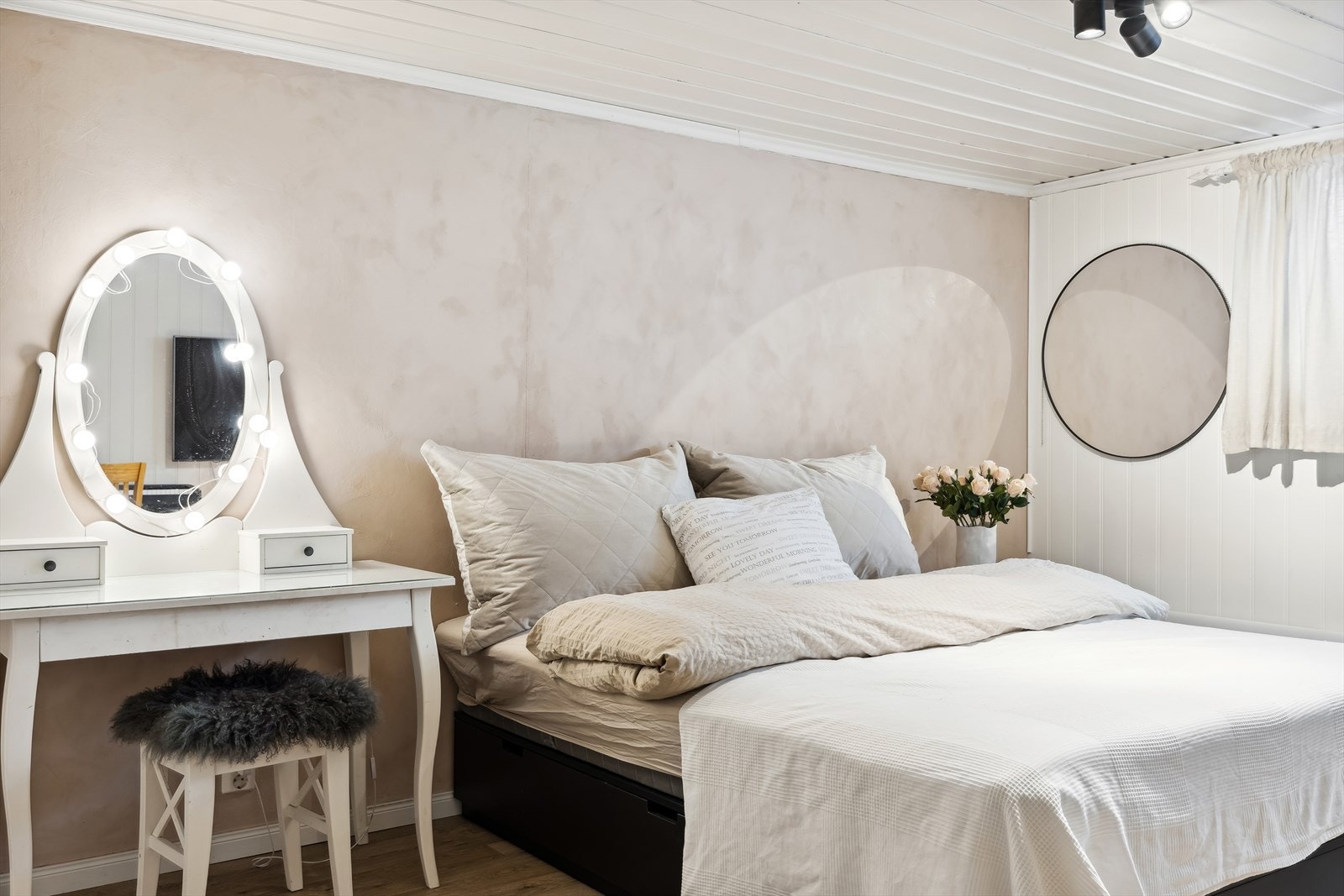 Dette er et stort og deilig rom har vært brukt som soverom av nåværende eier. Rommet har store vinduer, men det er ikke søkt bruksendring og er derfor ikke godkjent til varig opphold. Galleribilde