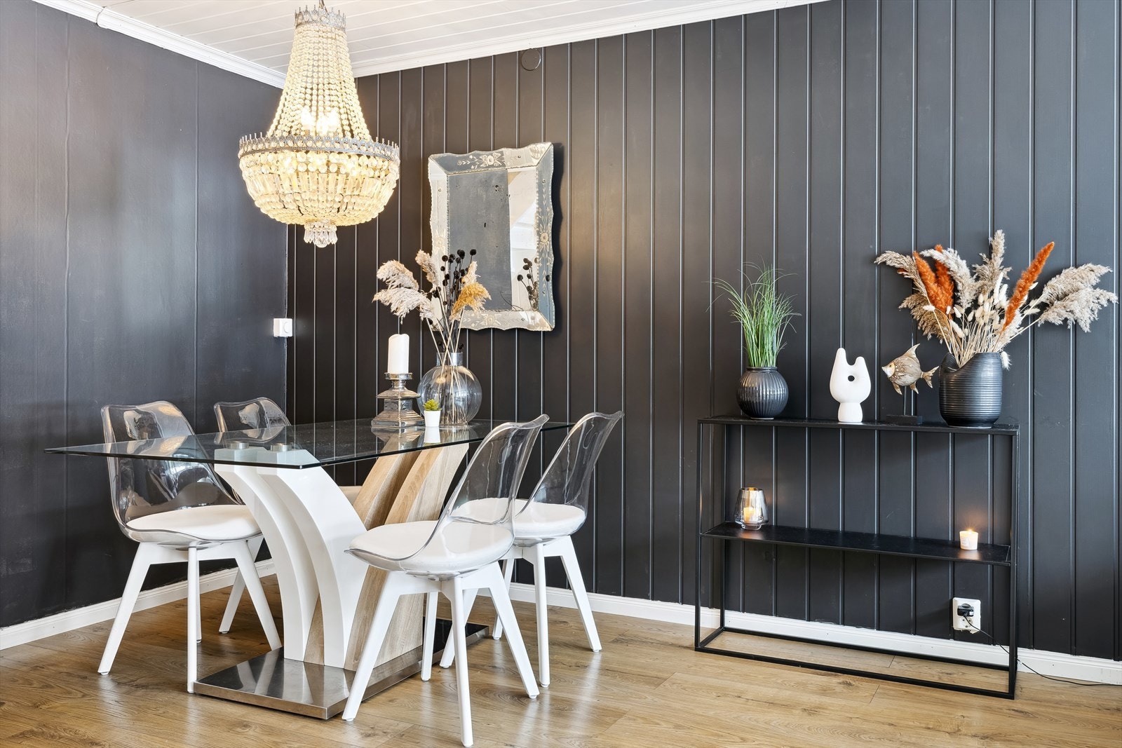 Stuen er malt opp i en pen, mørktone på to av veggene, som gir en fin kontrast mot resten av innredningen. Galleribilde