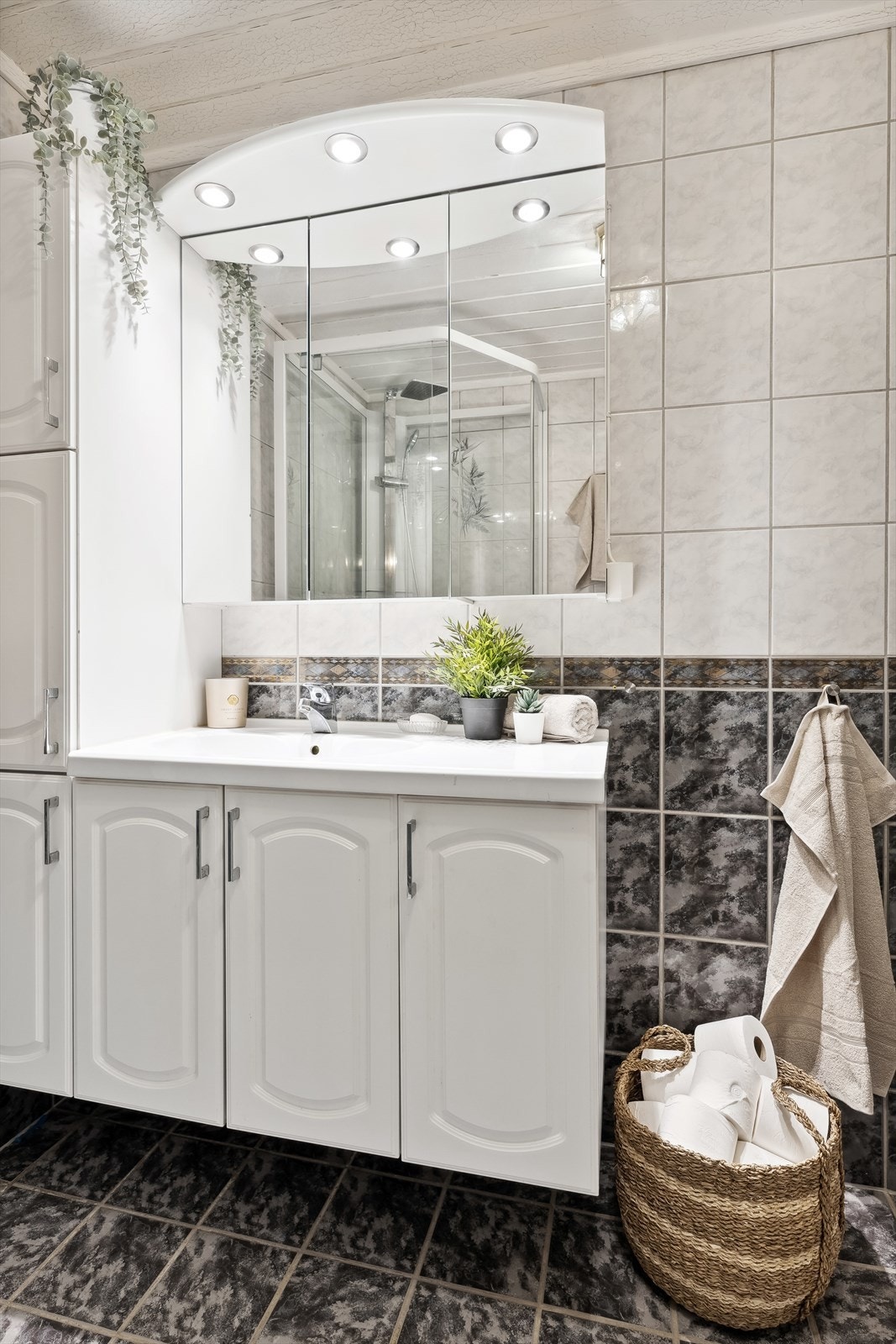 Romslig servantinnredning som gir god plass til oppbevaring av hygieneartikler, håndklær m.m. Galleribilde