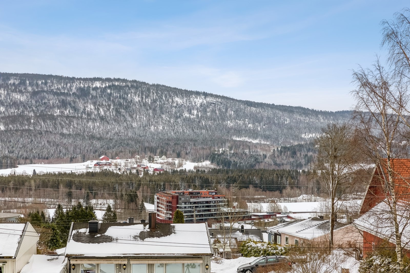 Utsikten mot Romeriksåsen er flott. Denne ser man fra inngangssiden, kjøkken samt det ene soverommet i 2. etg. Mosenteret ligger i tilknytning blokken du ser på bildet, så her har du gangavstand til alt du trenger i hverdagen. Galleribilde