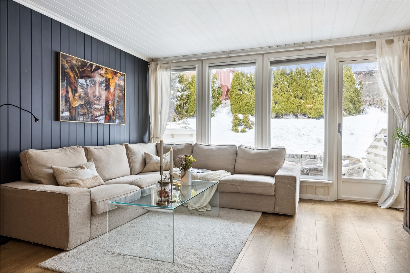 Utgang til hyggelig terrasse og uteplass. Tujahekken skjermer mot innsyn samtidig som man har gode solforhold. På denne siden vil du ha ettermiddags-og-kveldssolen. Galleribilde