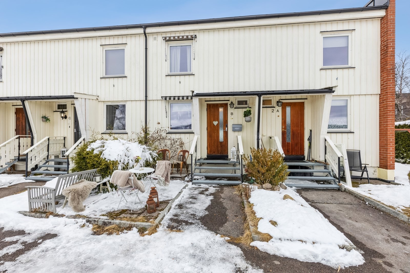 Velkommen inn! Det er plass til et lite bord og noen stoler ved inngangspartiet. Perfekt sted for morgenkaffen ettersom man har morgen-og-formiddagssolen på denne siden. Galleribilde