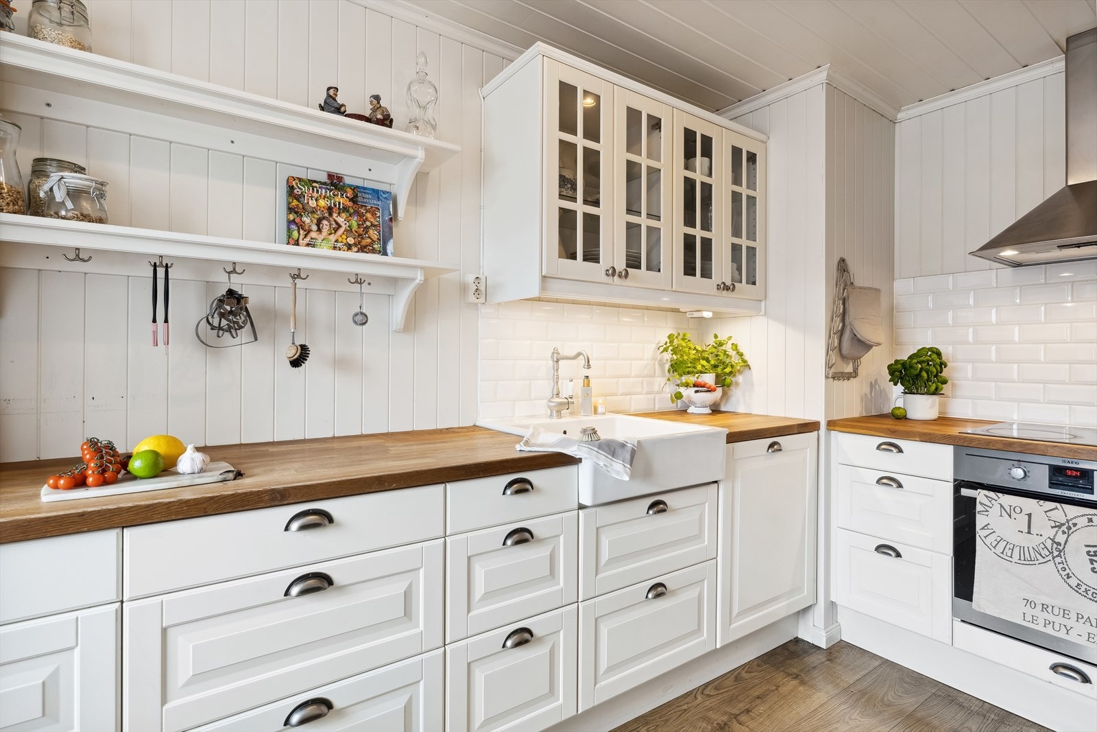 Pent og tidløst kjøkken som gir god plass til både skap og benkeplass. Legg merke til den gode benkeplaten som gjør baking av brød/boller m.m. til en lek. Galleribilde