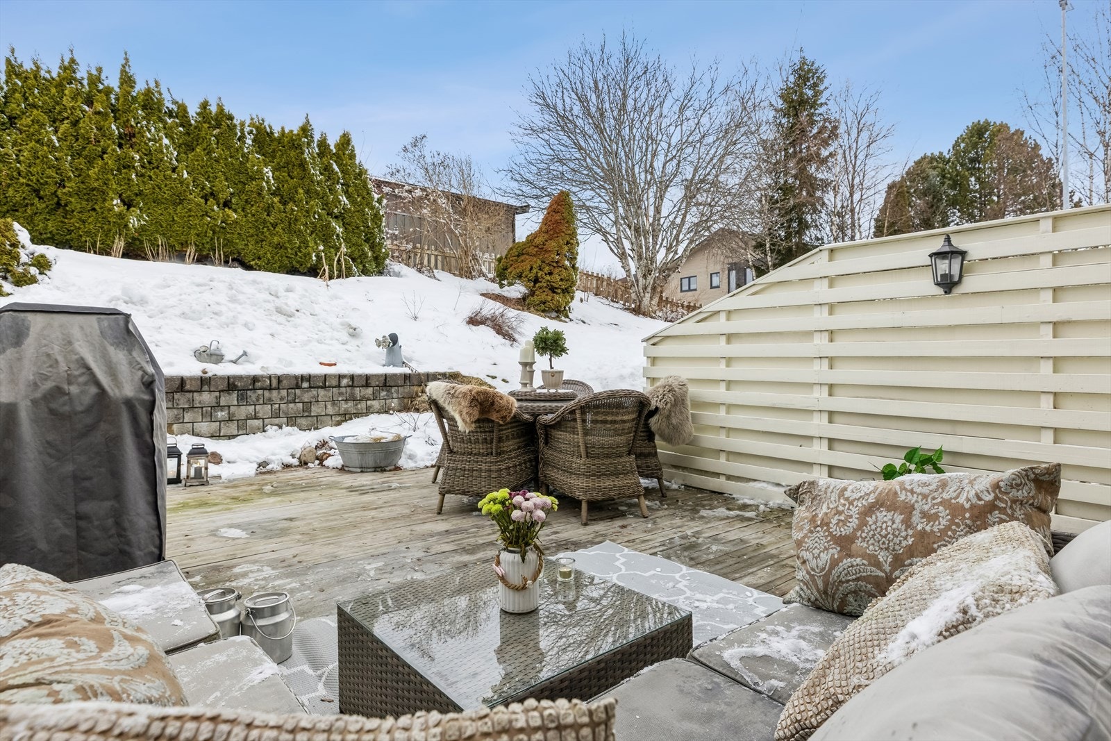 Med utgang fra stuen har man en stor terrasse på ca. 31 kvm. Denne ligger vestvendt og er skjermet for innsyn. Galleribilde
