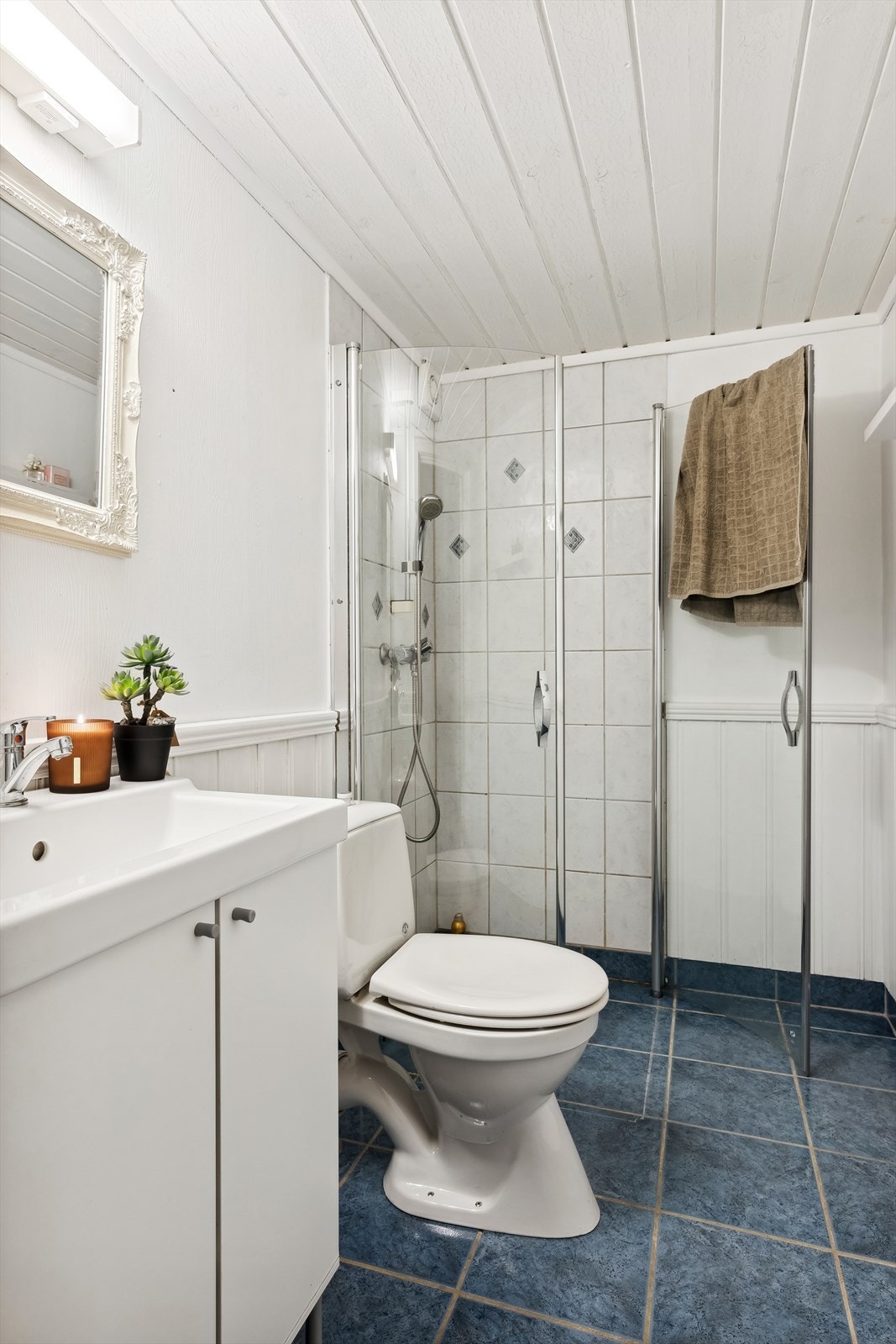 Det er meget praktisk med 2 bad. Badet er eldre og har behov for modernisering. Galleribilde