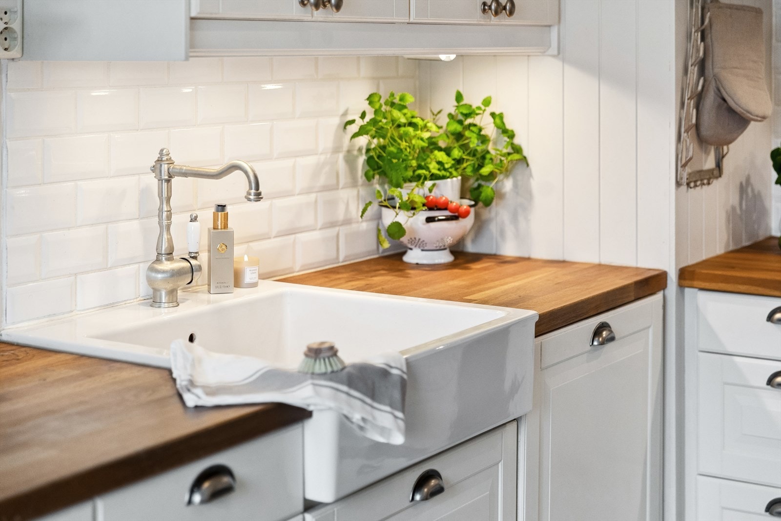 Flott blandebatteri som passer rett inn med den klassiske og sjarmerende stilen som resten av kjøkkenet har. Galleribilde